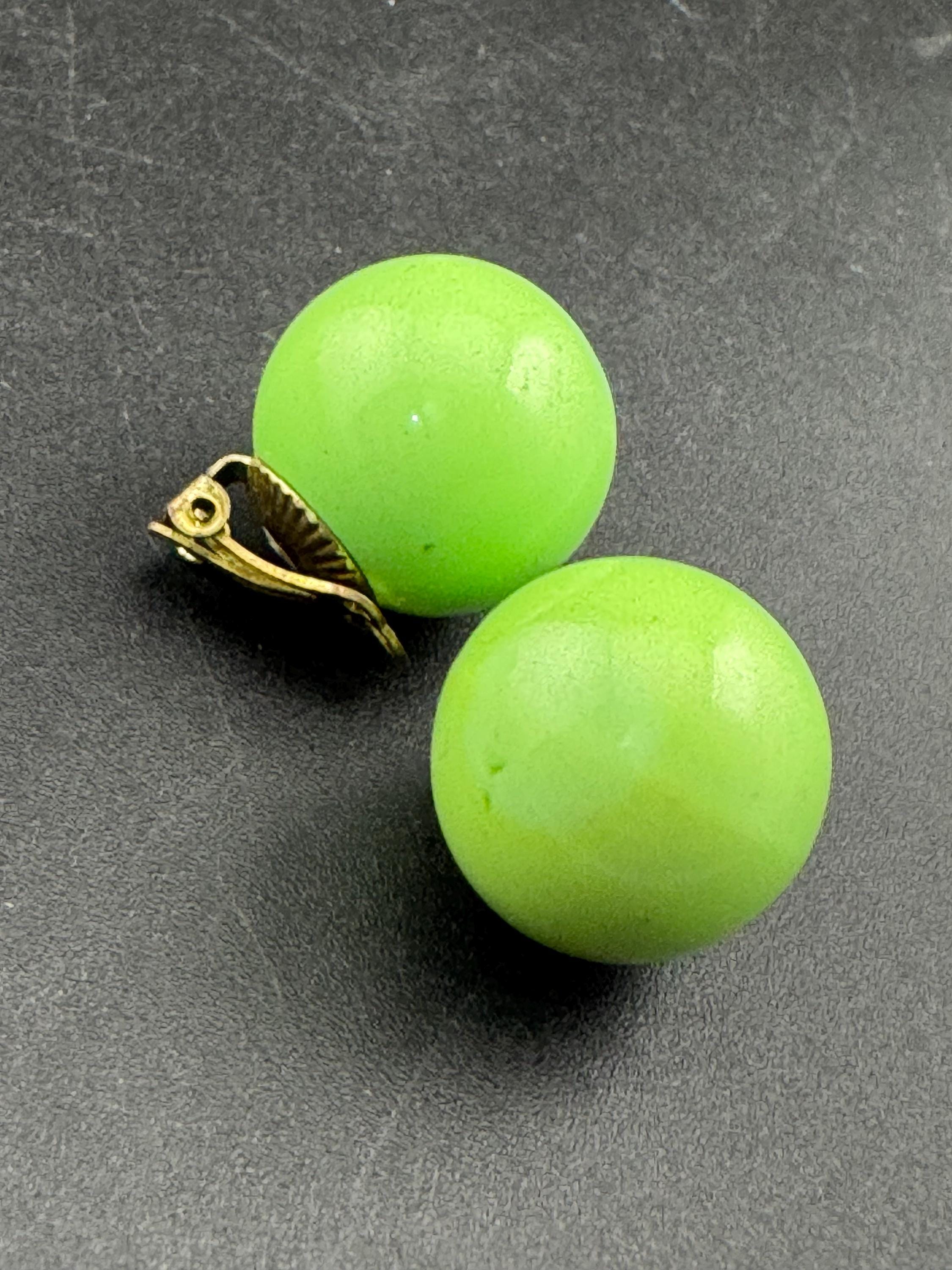 Vintage 2cm Plastic lime green ball Button Stud clip on earrings