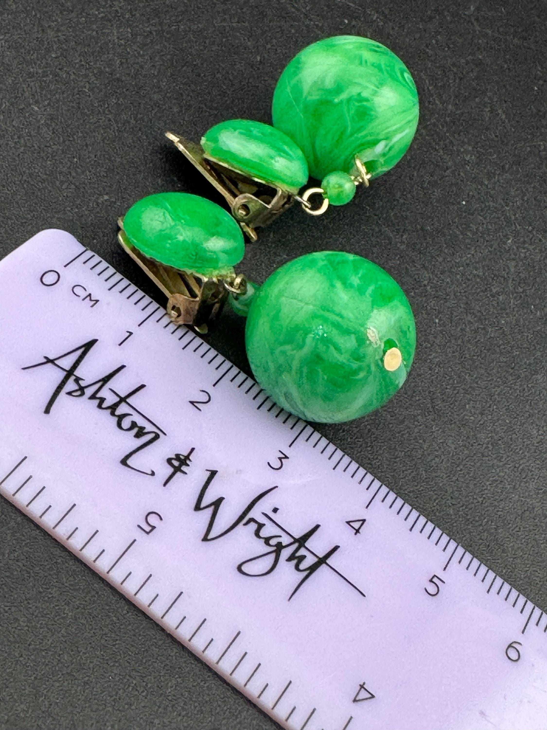 Vintage 2cm Plastic bright green marbled ball chain link dangly clip on earrings