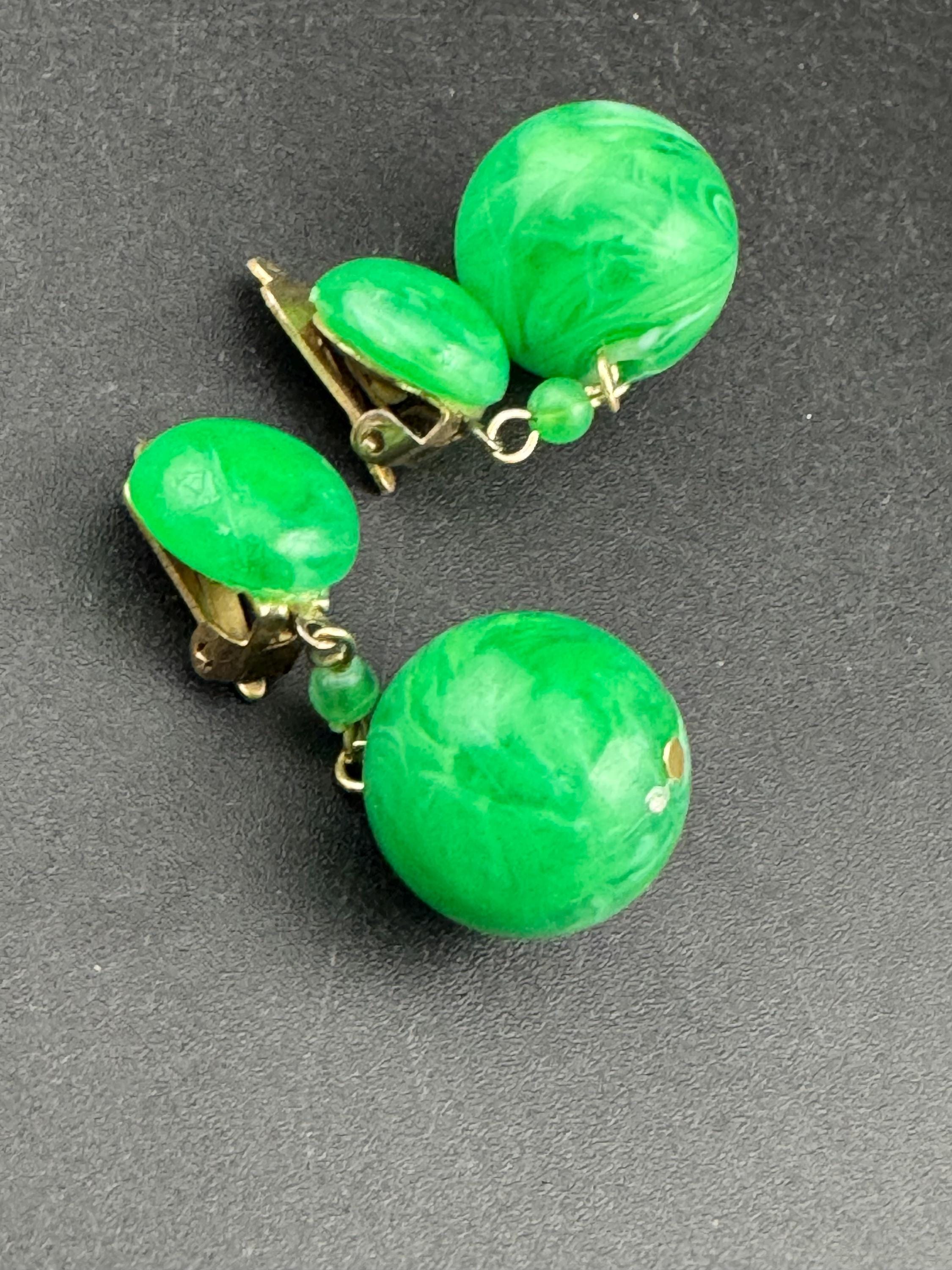 Vintage 2cm Plastic bright green marbled ball chain link dangly clip on earrings