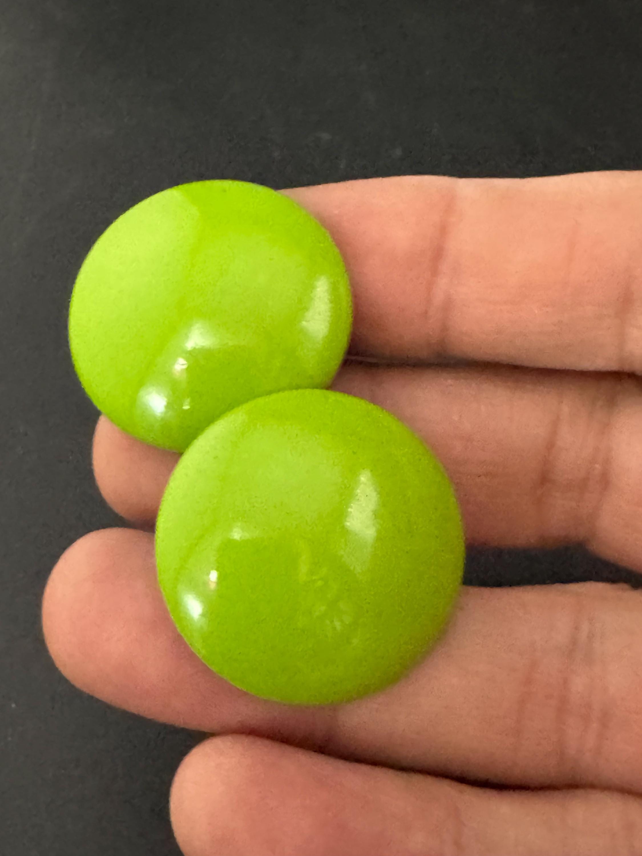 Vintage 2.5cm Plastic lime green low domed disc Button Stud clip on earrings