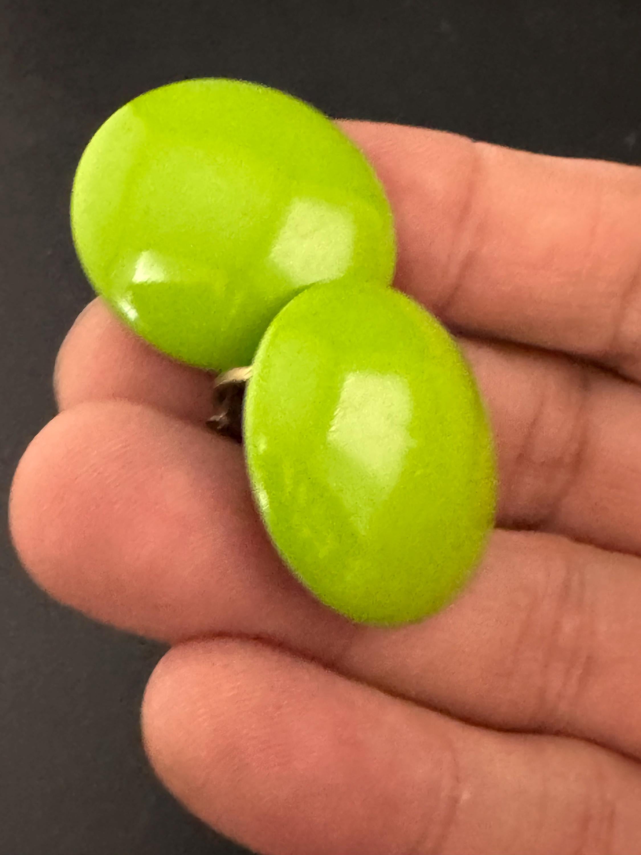 Vintage 2.5cm Plastic lime green low domed disc Button Stud clip on earrings
