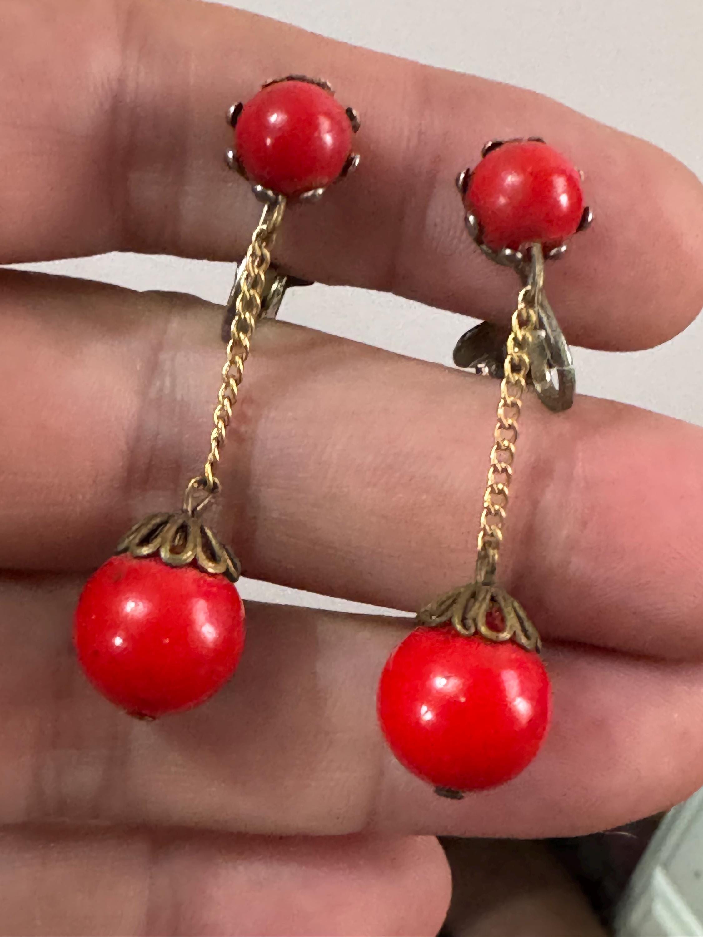Vintage 4cm Plastic bright red ball chain link dangly clip on earrings