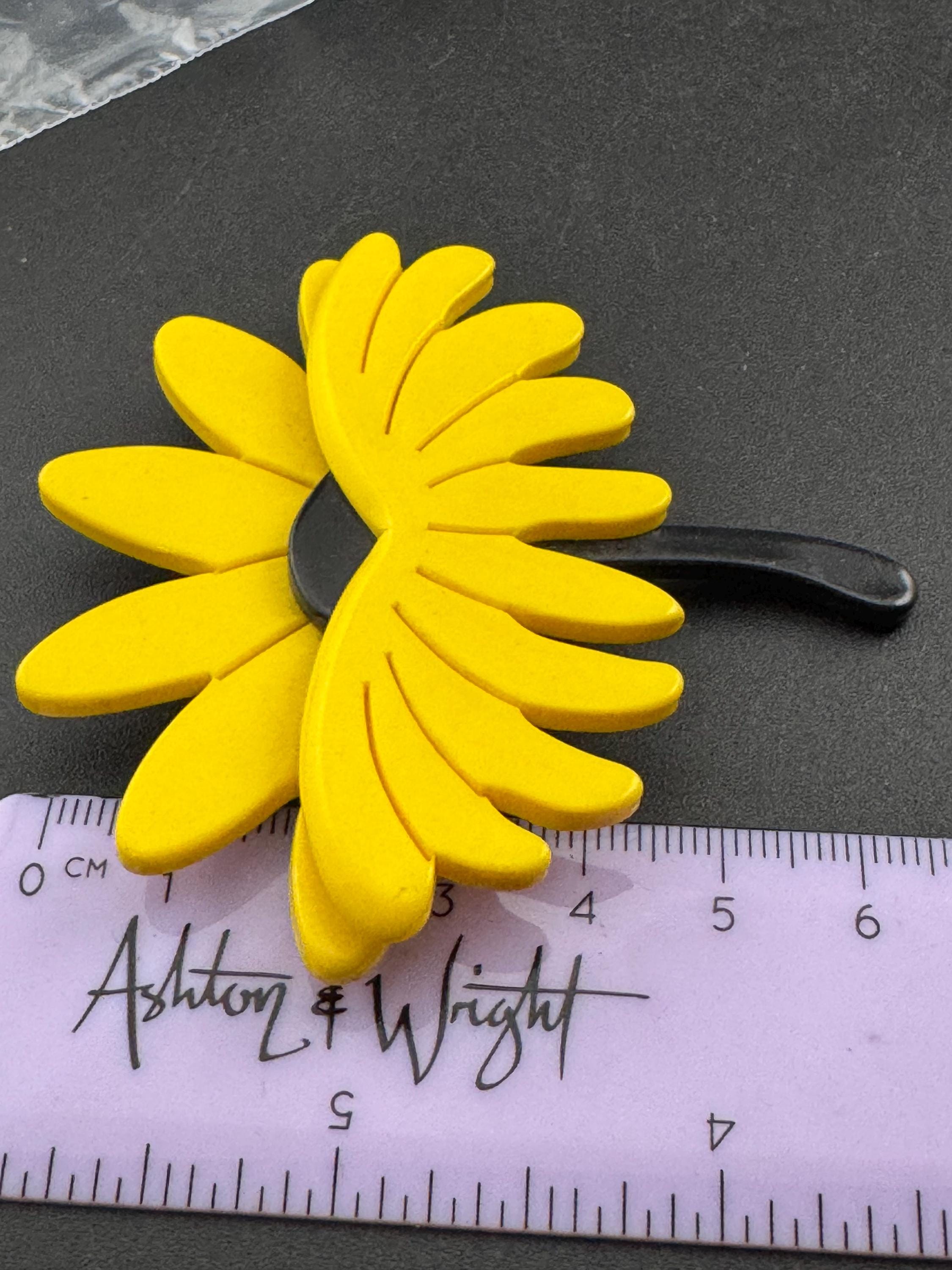 Vintage plastic large bright yellow floral daisy flower brooch, acrylic 6cm