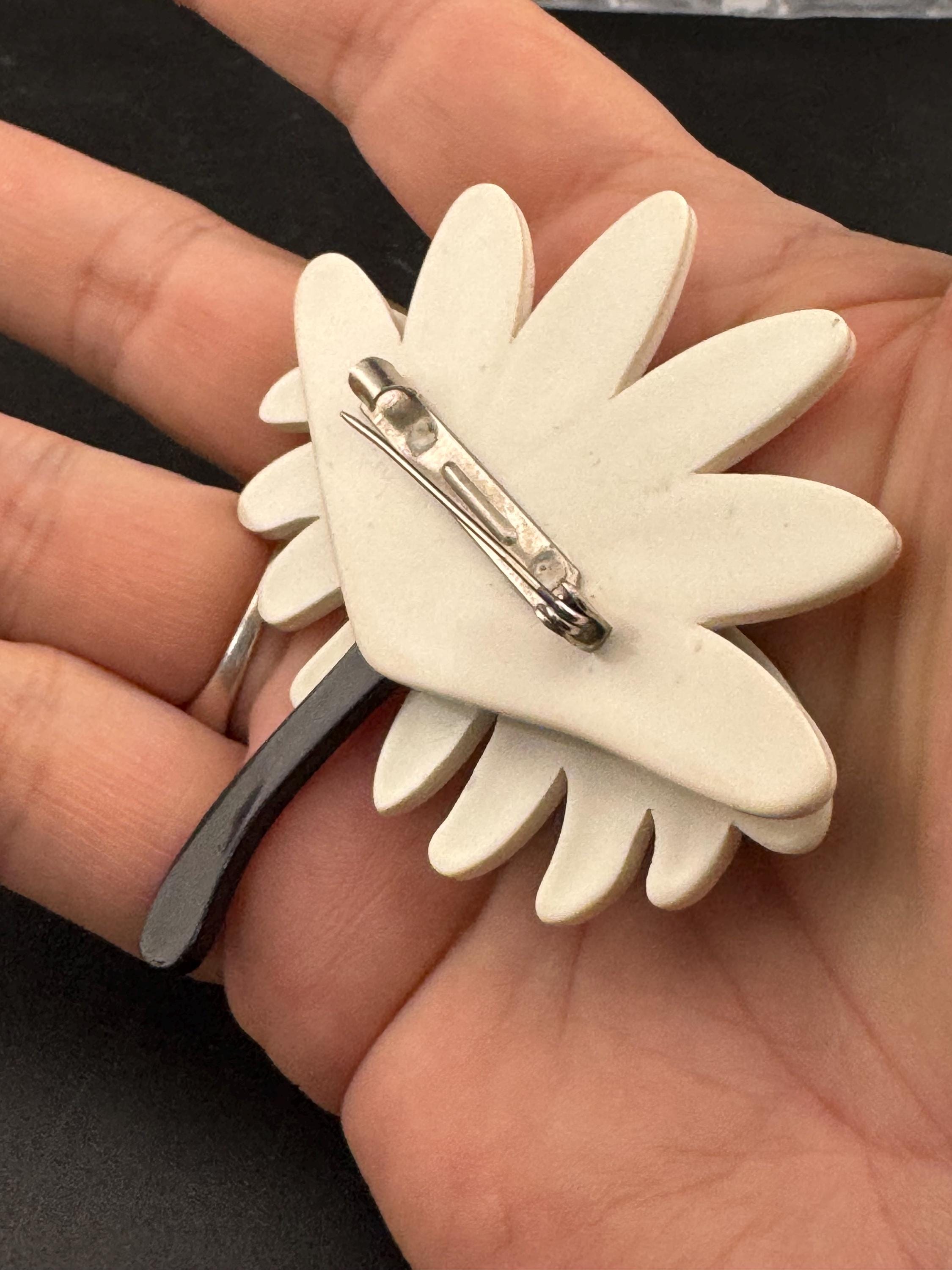 Vintage plastic large white floral daisy flower brooch, acrylic 6cm