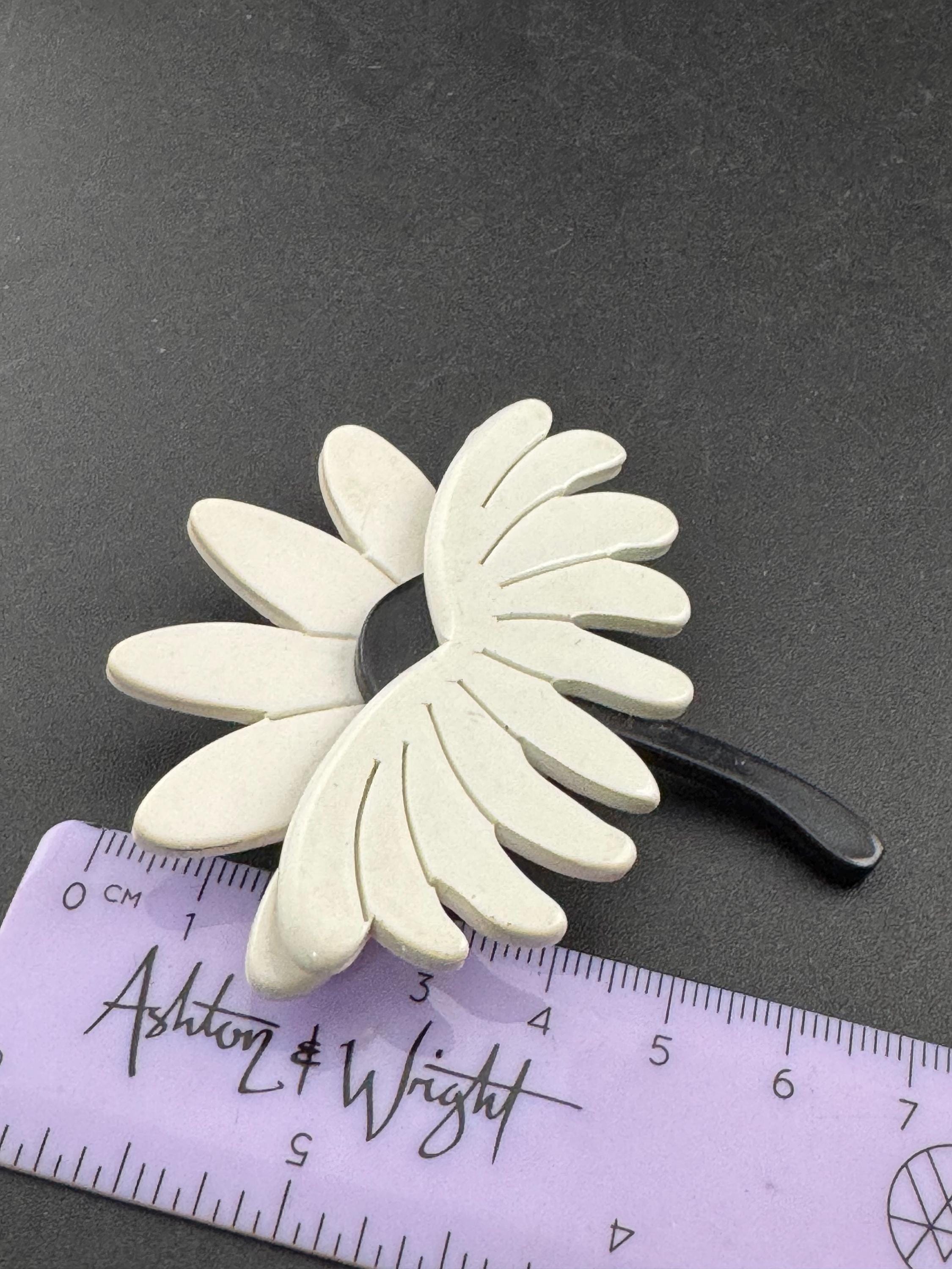 Vintage plastic large white floral daisy flower brooch, acrylic 6cm