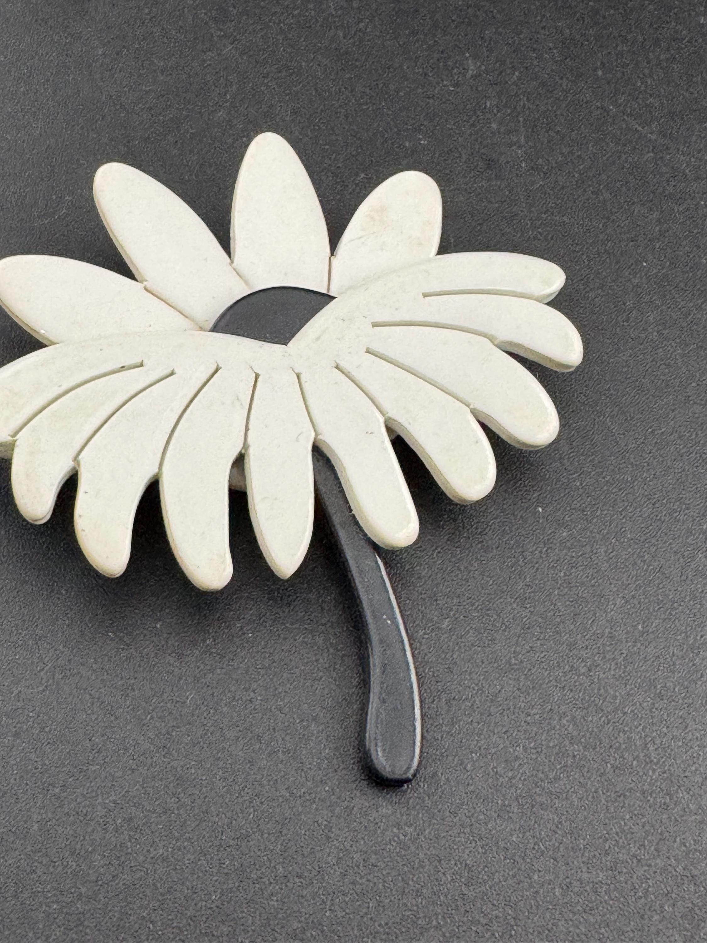 Vintage plastic large white floral daisy flower brooch, acrylic 6cm