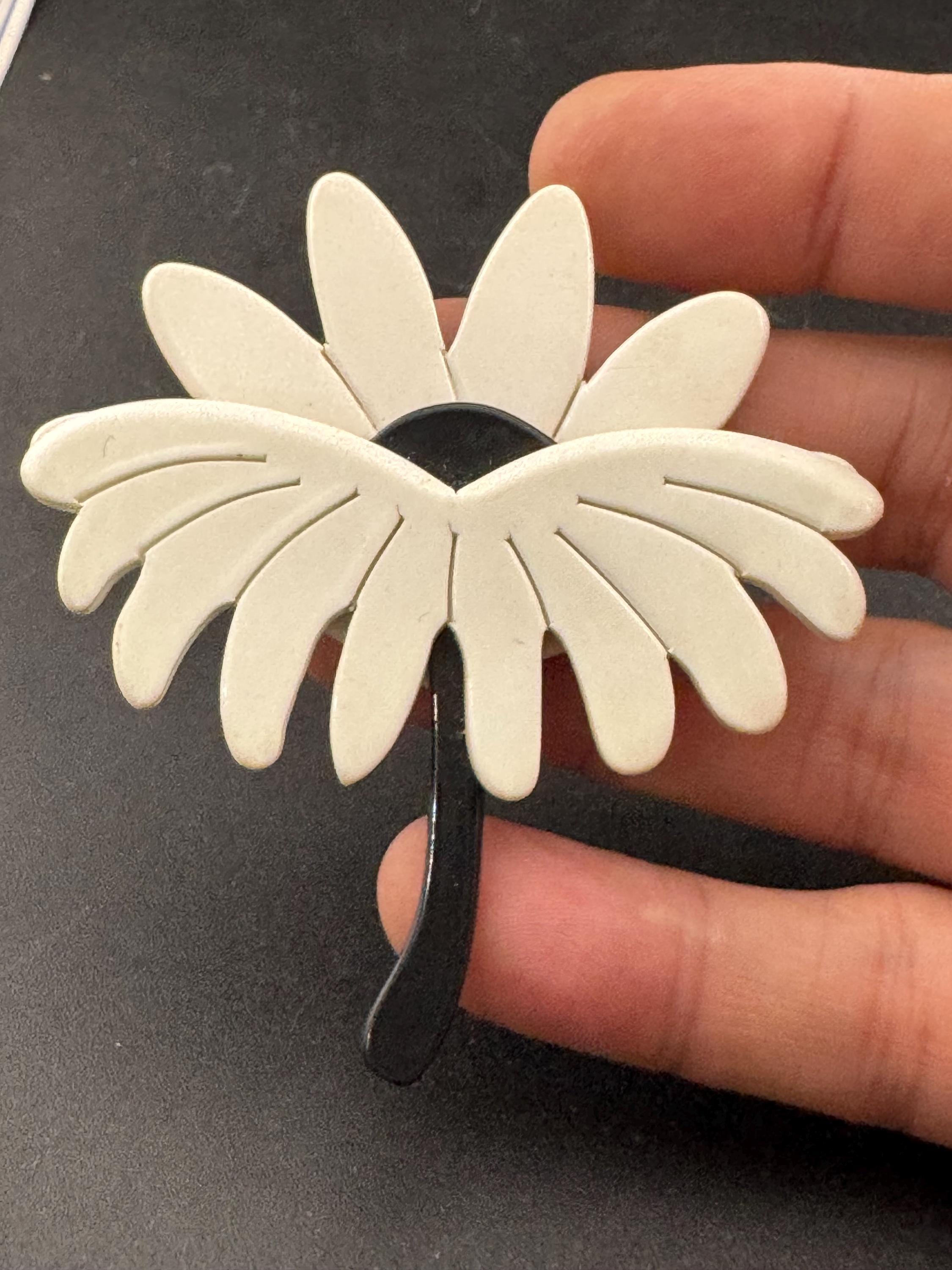 Vintage plastic large white floral daisy flower brooch, acrylic 6cm