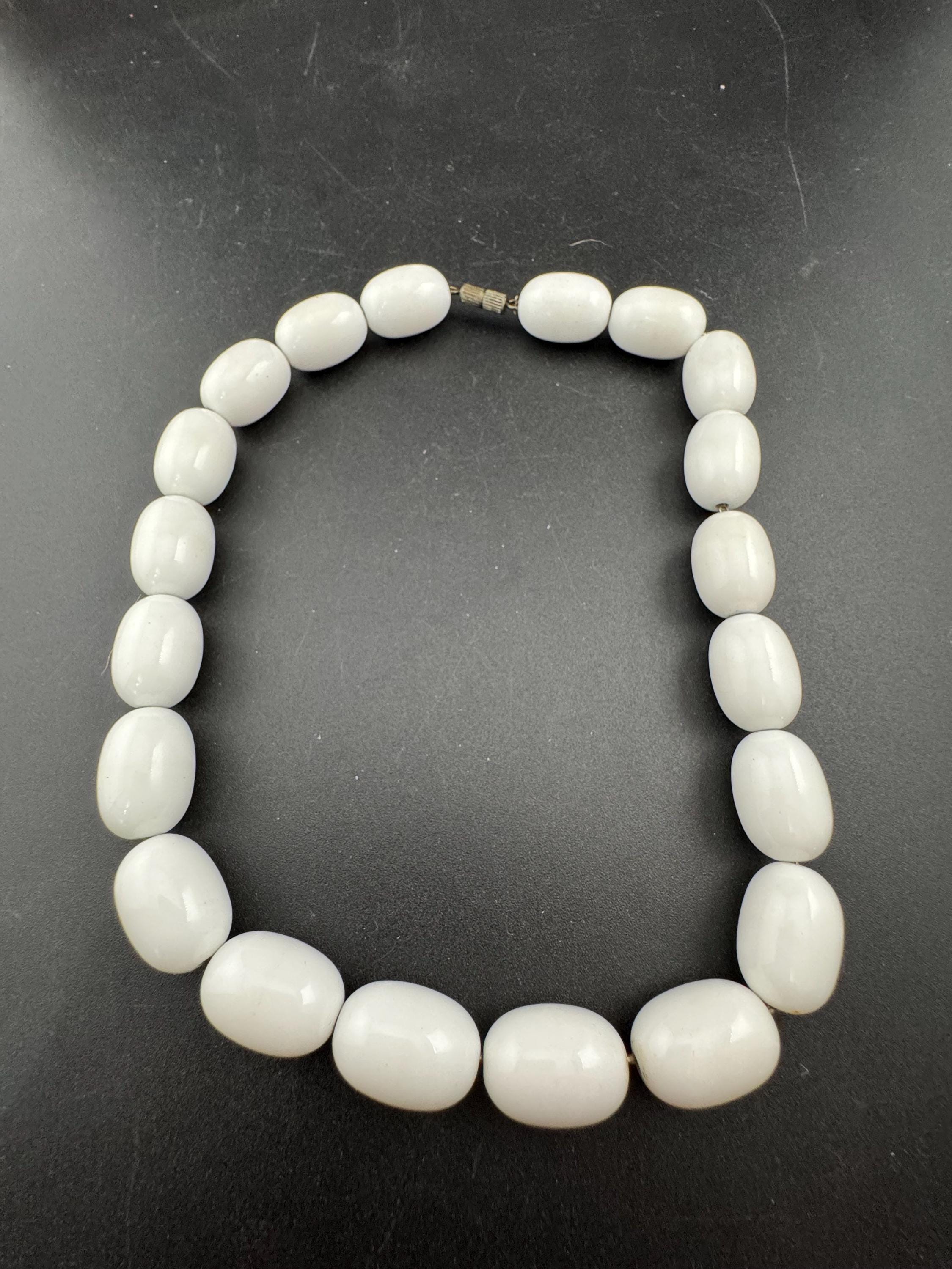 Vintage chunky white plastic beaded short collar choker necklace 42cm