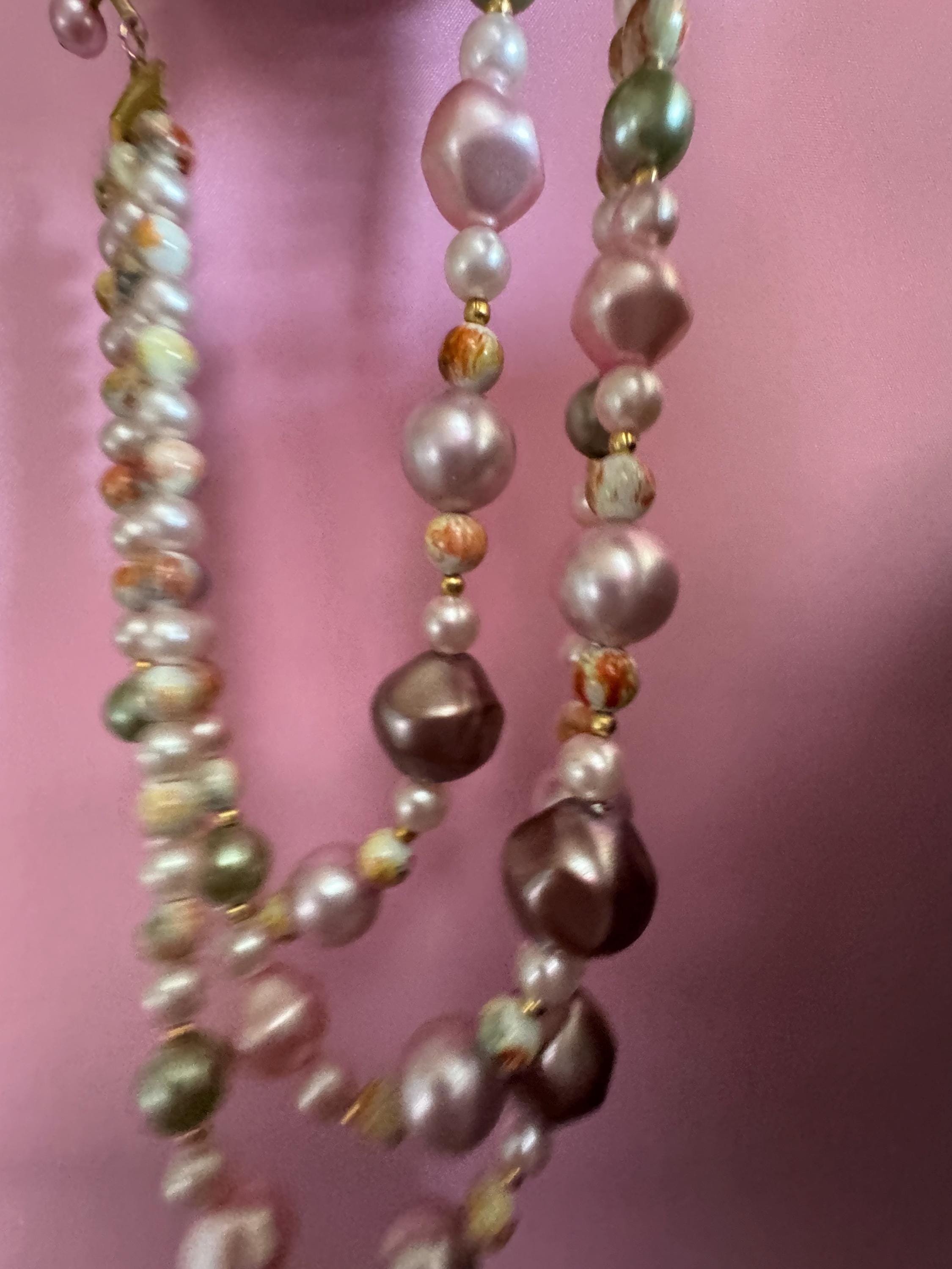 Mid century pink Hong Kong faux pearl chunky plastic beaded multi strand choker necklace