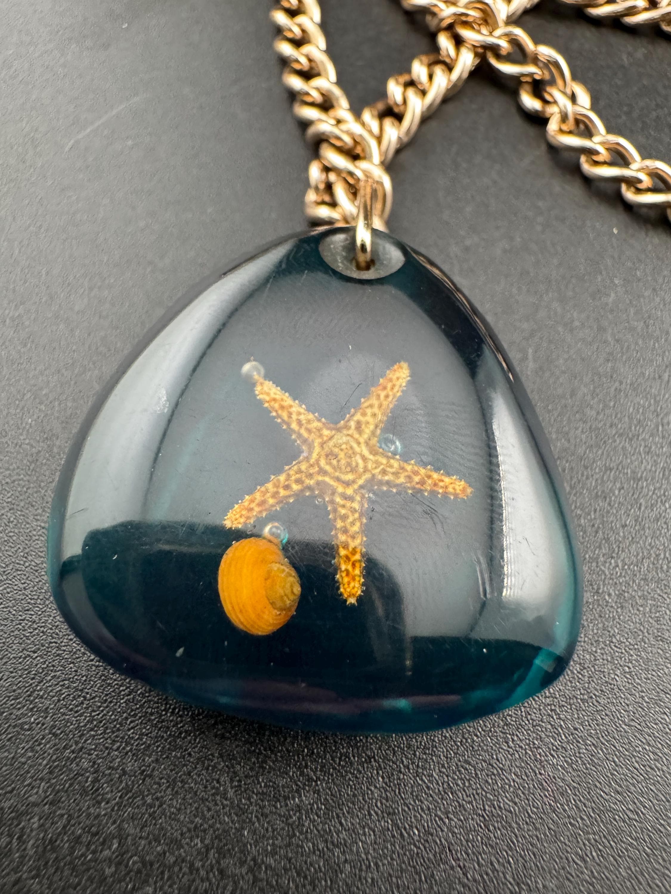Vintage celluloid acrylic 1970s blue plastic starfish and shell pendant necklace on 70cm chain