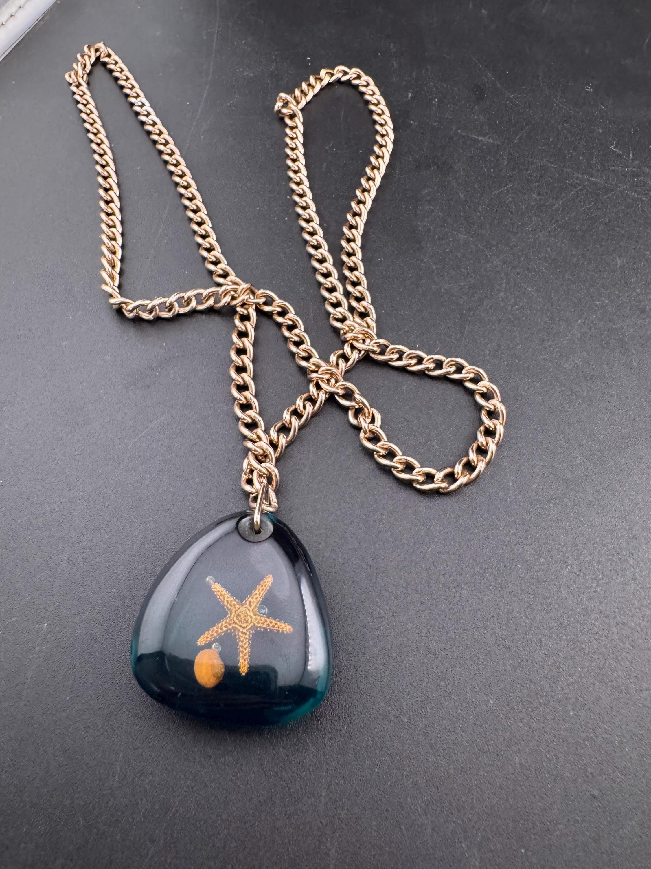 Vintage celluloid acrylic 1970s blue plastic starfish and shell pendant necklace on 70cm chain
