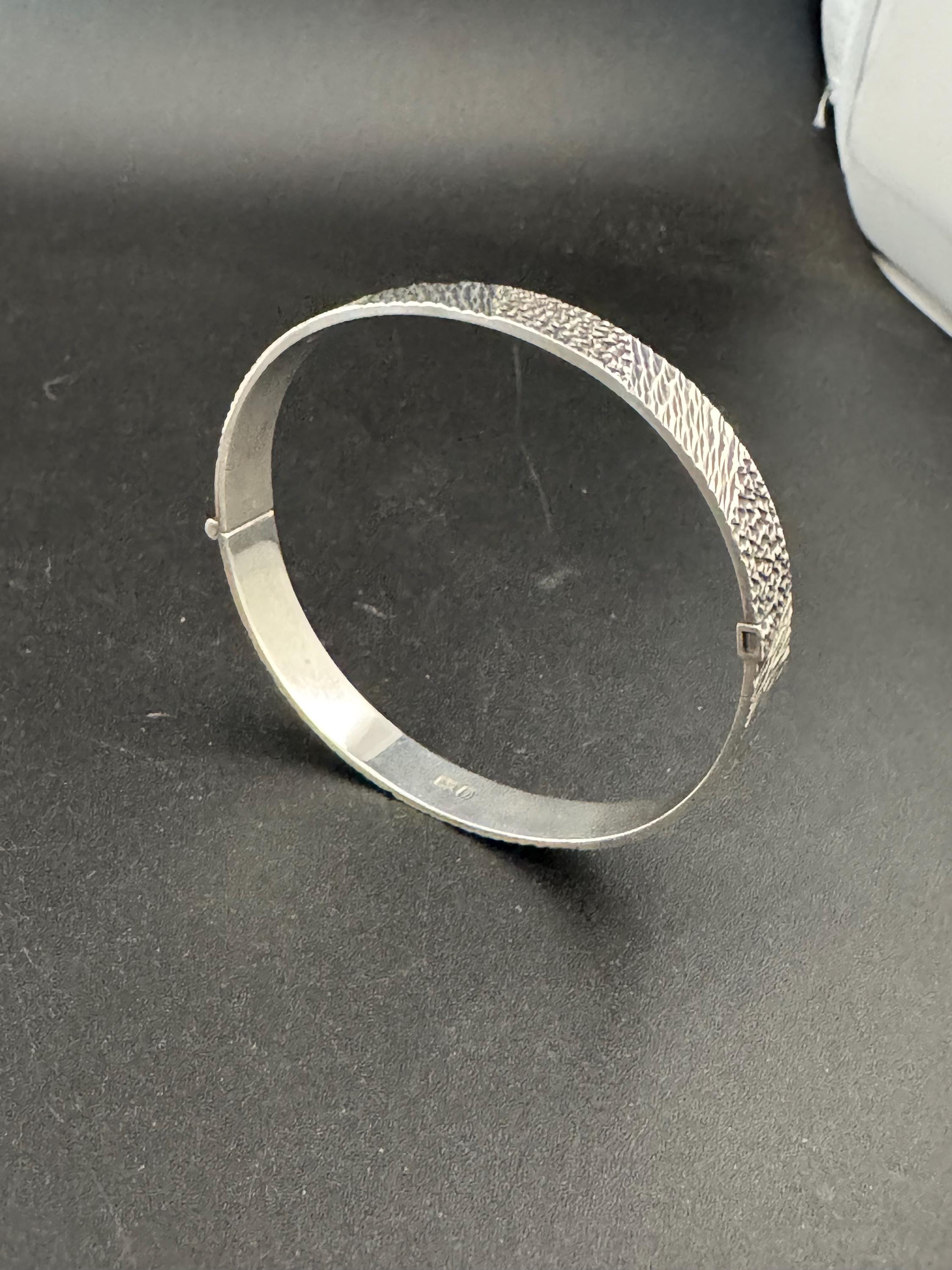 Retro 1970s 925 sterling silver textured modernist BARK hinged bangle bracelet vintage 16.8gm 1978