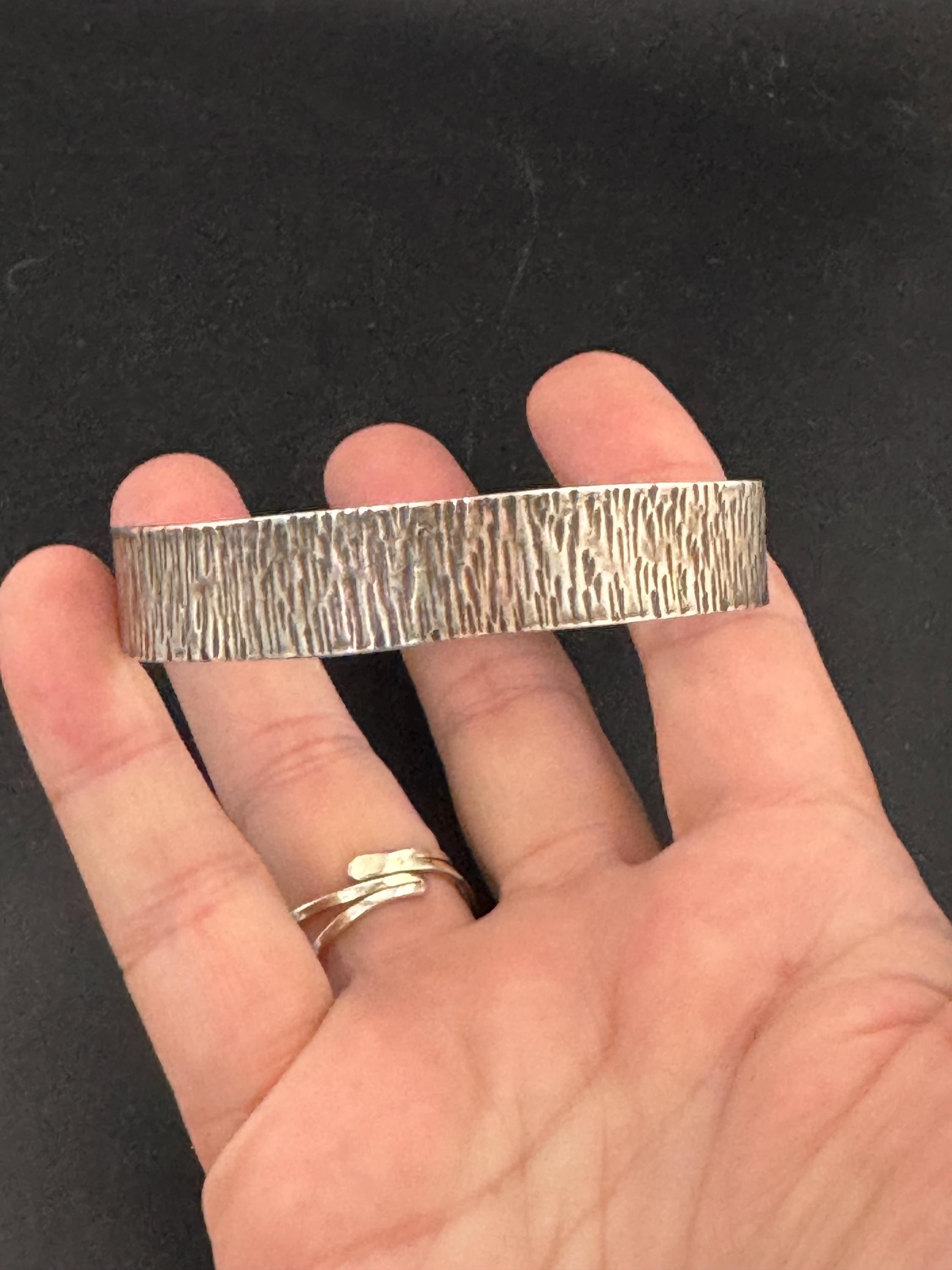 Vintage 1970s 14mm Wide 925 sterling silver engraved bark bangle 19.7 grams fully hallmarked