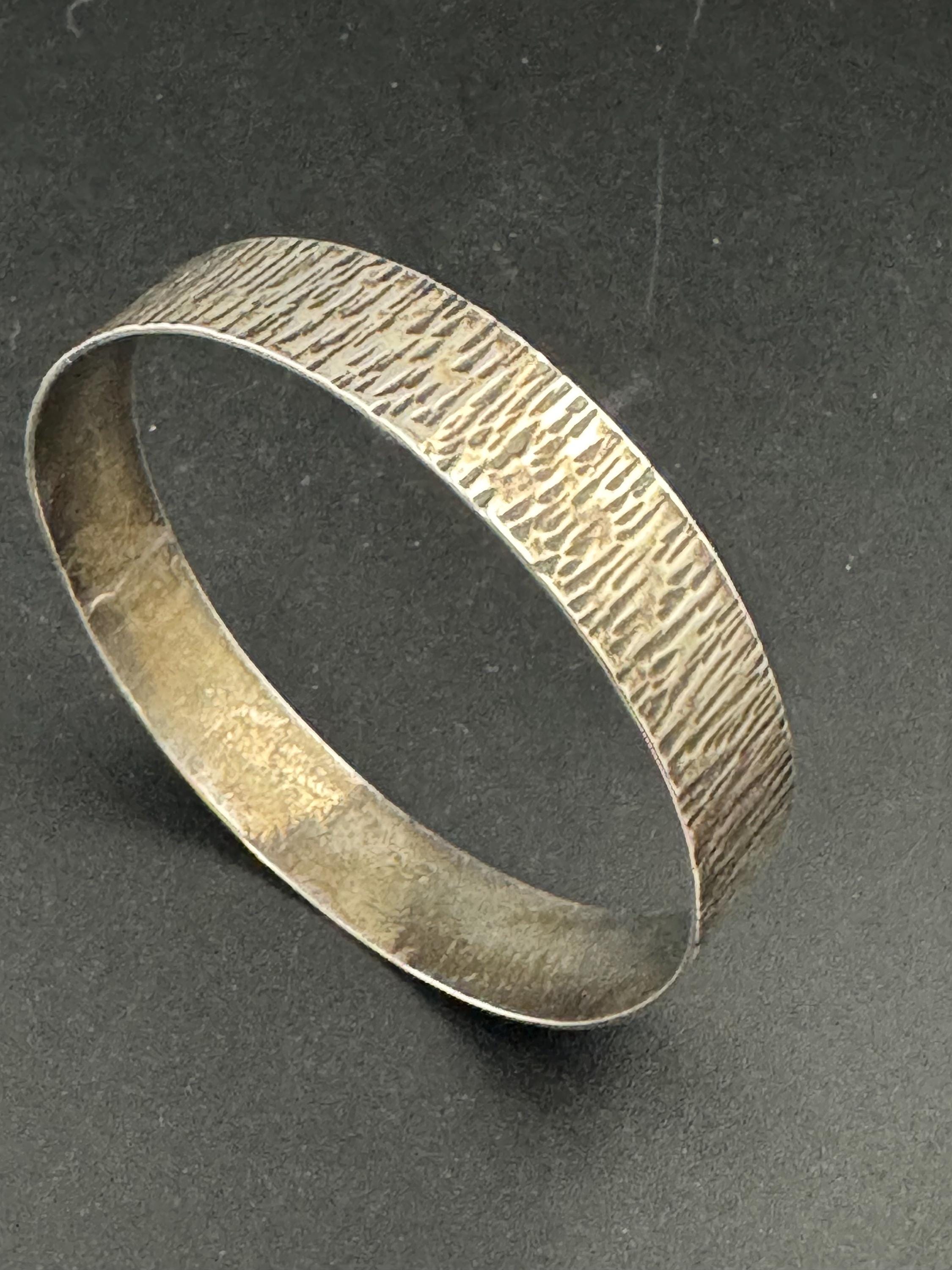 Vintage 1970s 14mm Wide 925 sterling silver engraved bark bangle 19.7 grams fully hallmarked