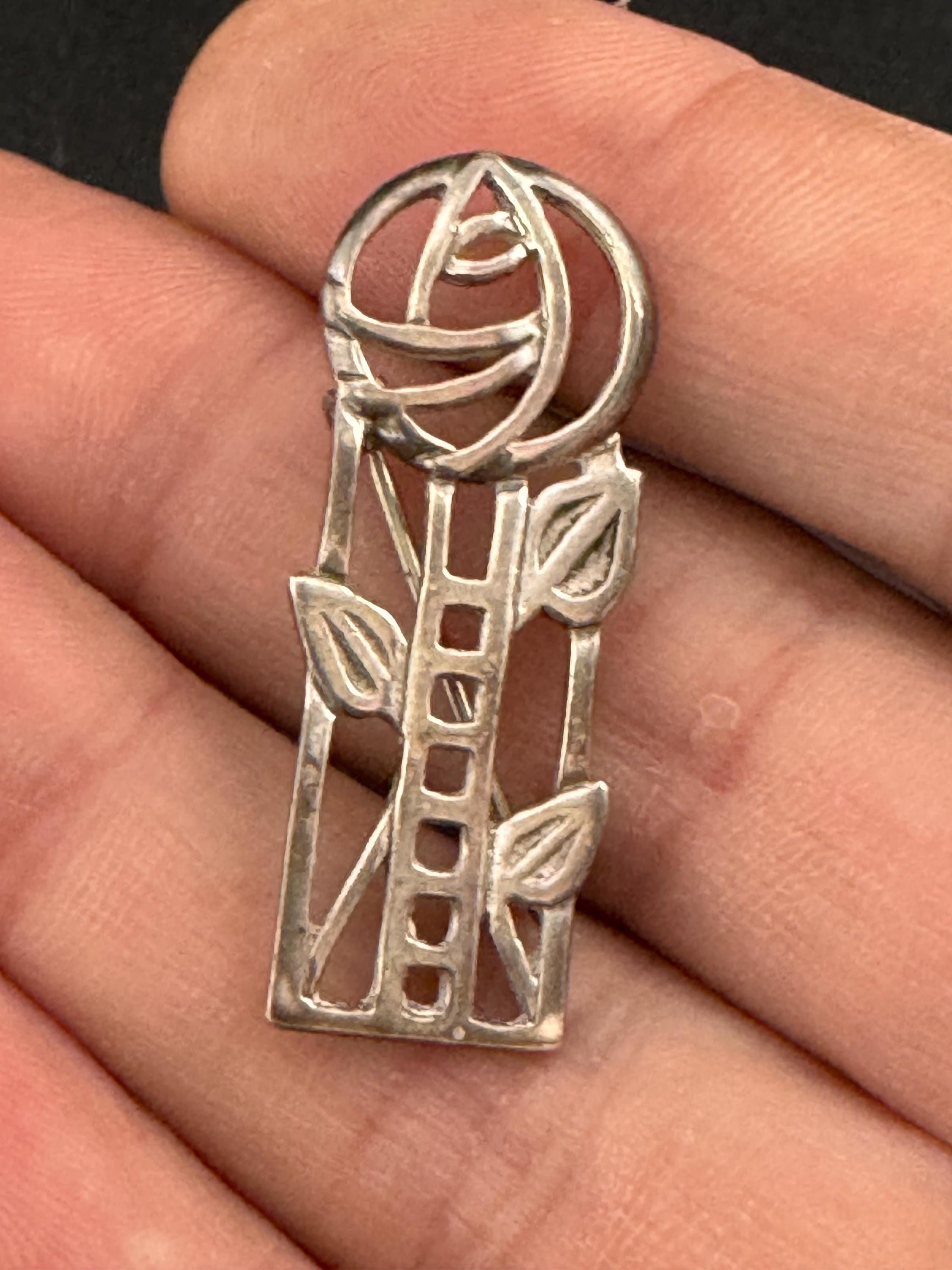 CJL Carrick Jewellery Sterling 925 Silver art nouveau style floral Brooch 3.7 grams 3.6cm