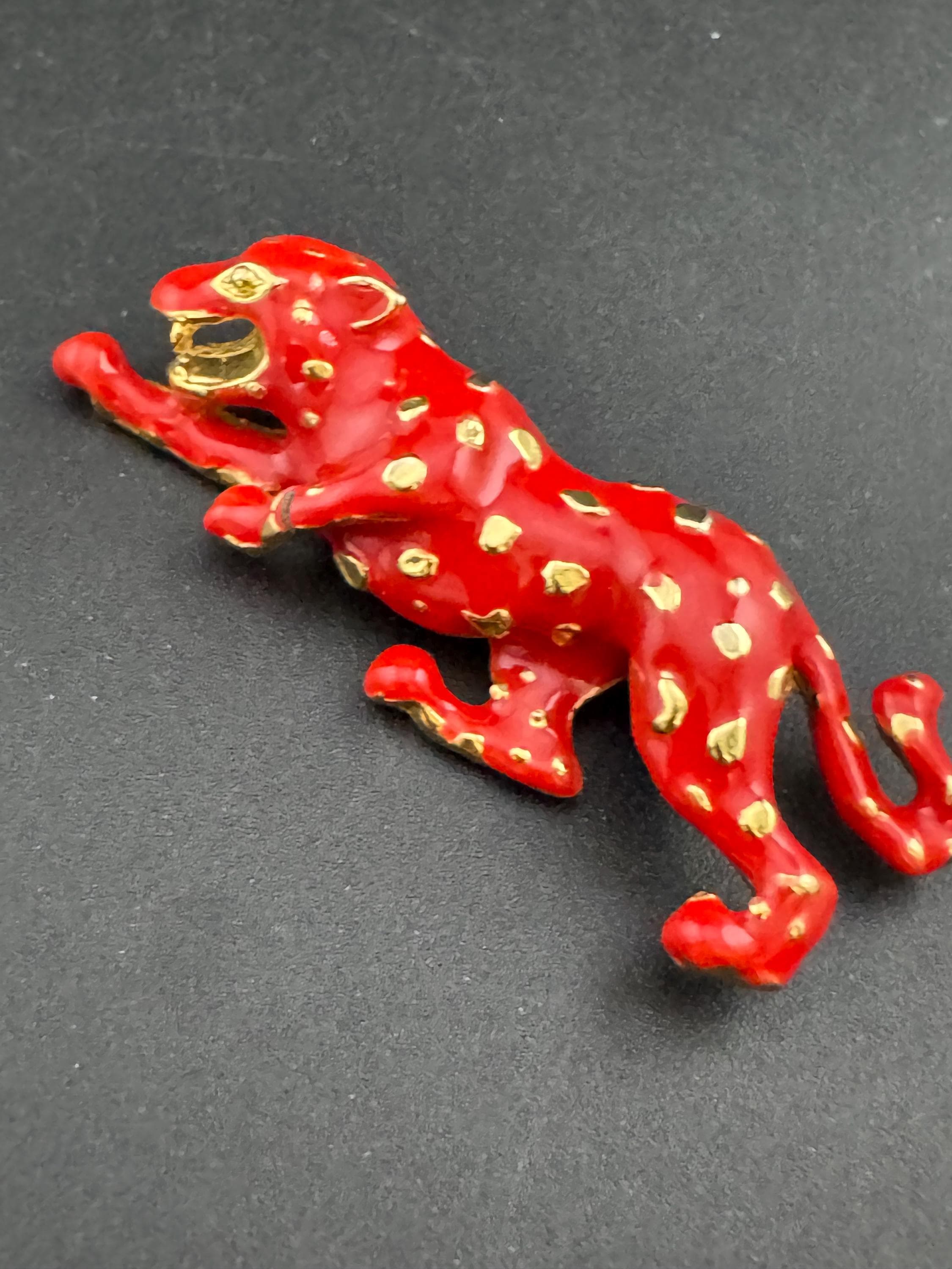 Bright red enamel Big Cat spotty leopard brooch, gold tone, vintage 6cm