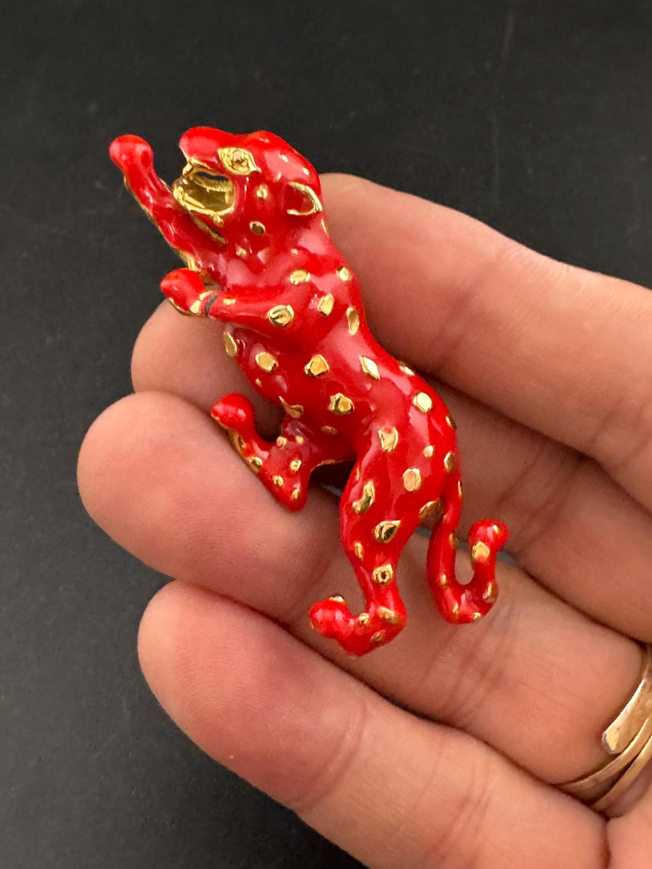 Bright red enamel Big Cat spotty leopard brooch, gold tone, vintage 6cm