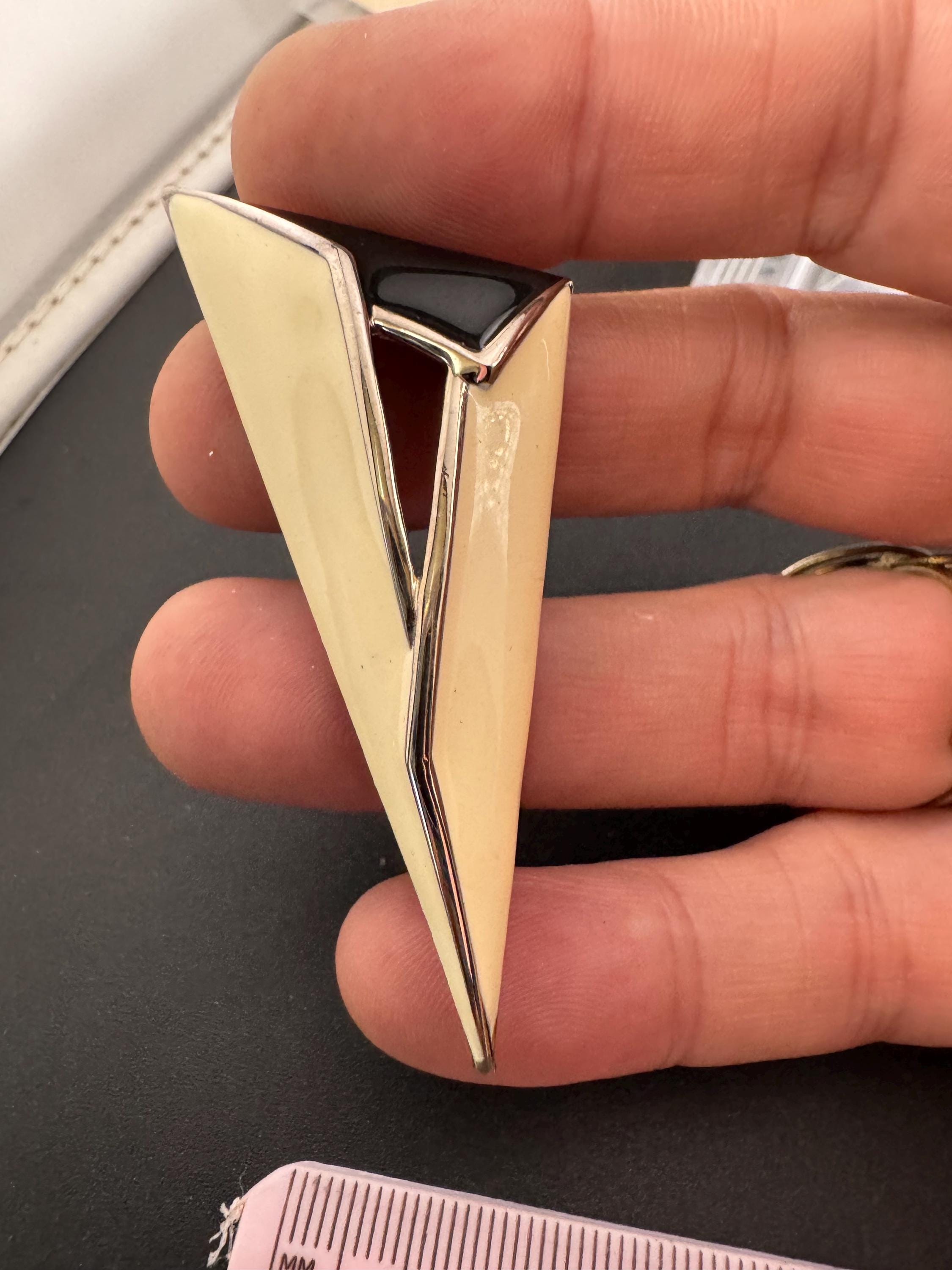 Vintage classic stylish black and cream enamel triangular silver tone brooch
