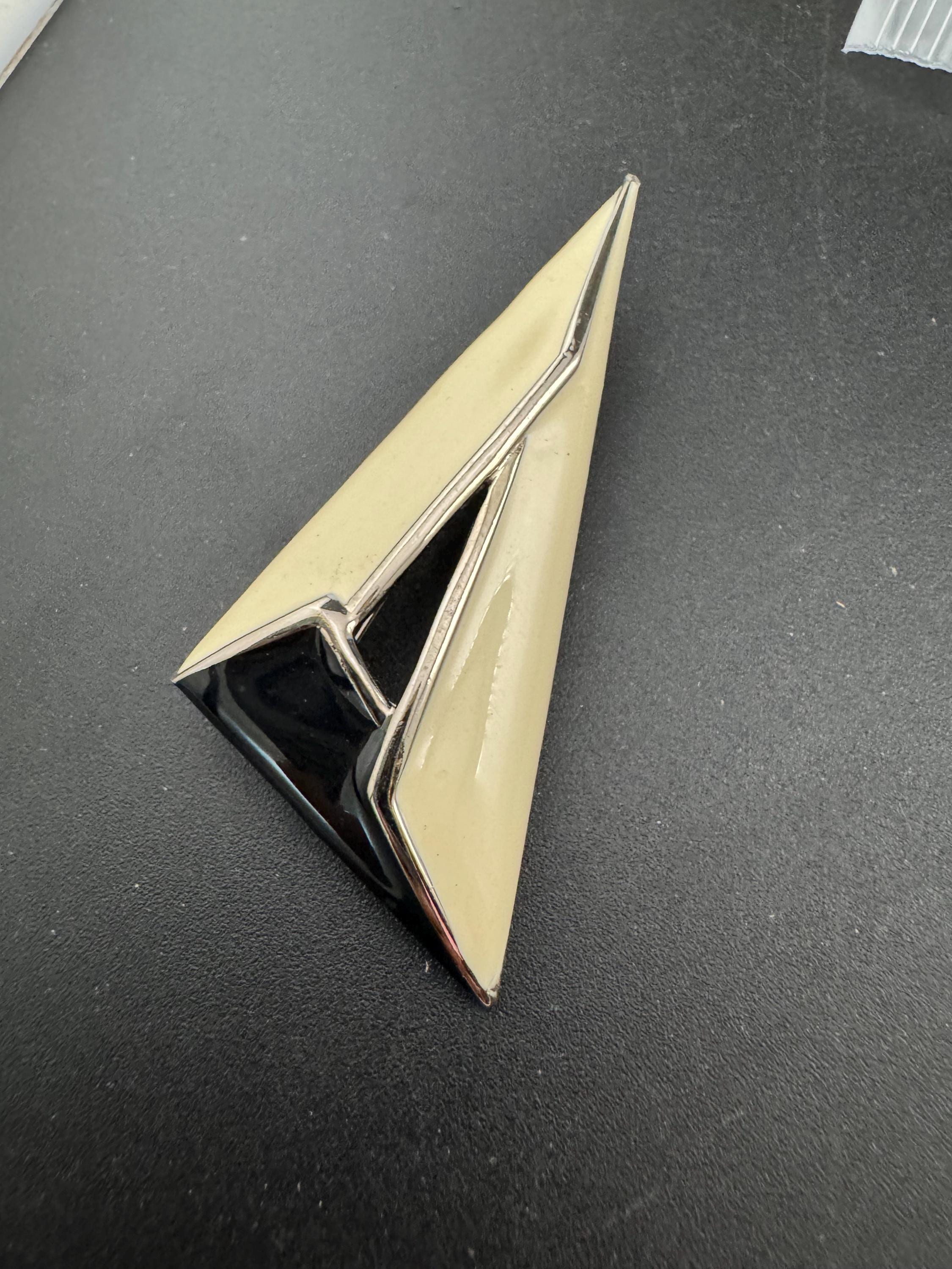 Vintage classic stylish black and cream enamel triangular silver tone brooch