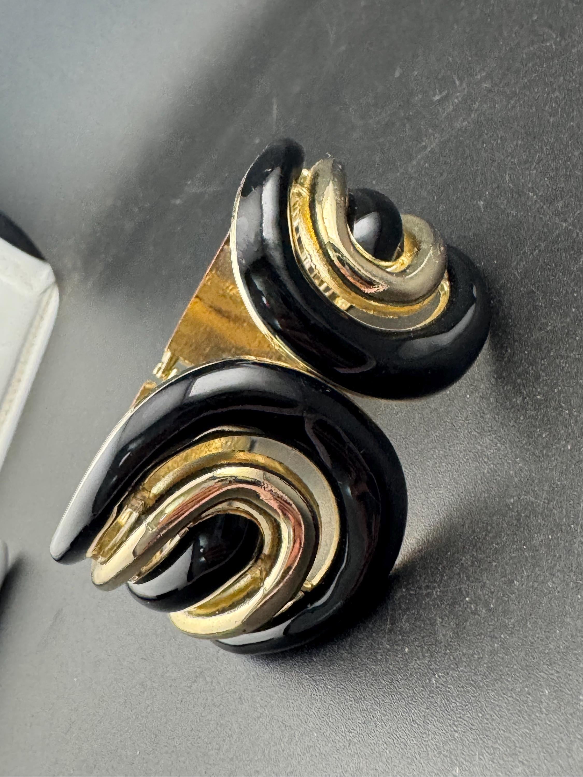 Retro black enamel gold tone curved clamper bangle cuff bracelet