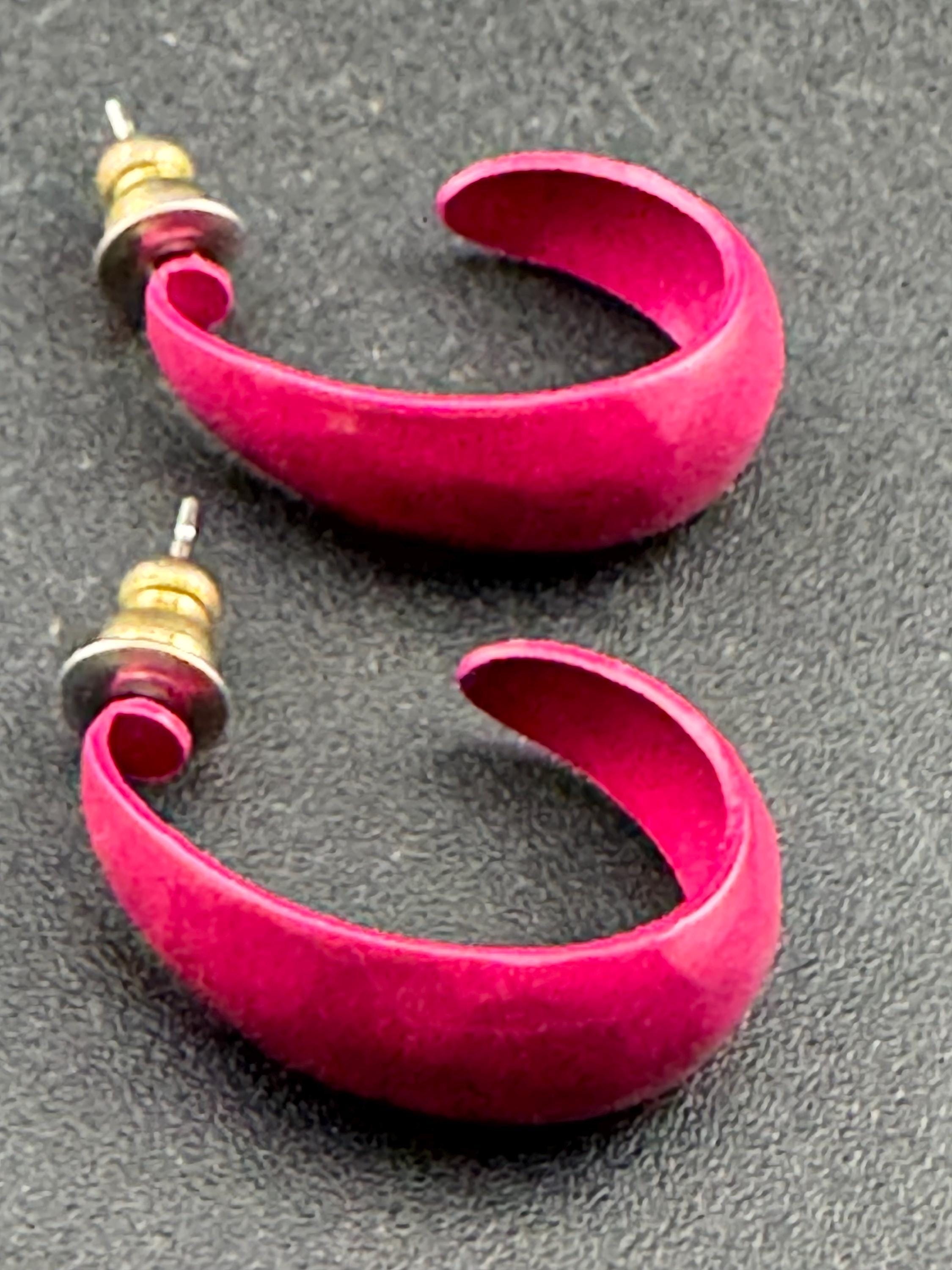 Vintage 80s Gold Tone Raspberry Enamel Half Hoop Stud Earrings