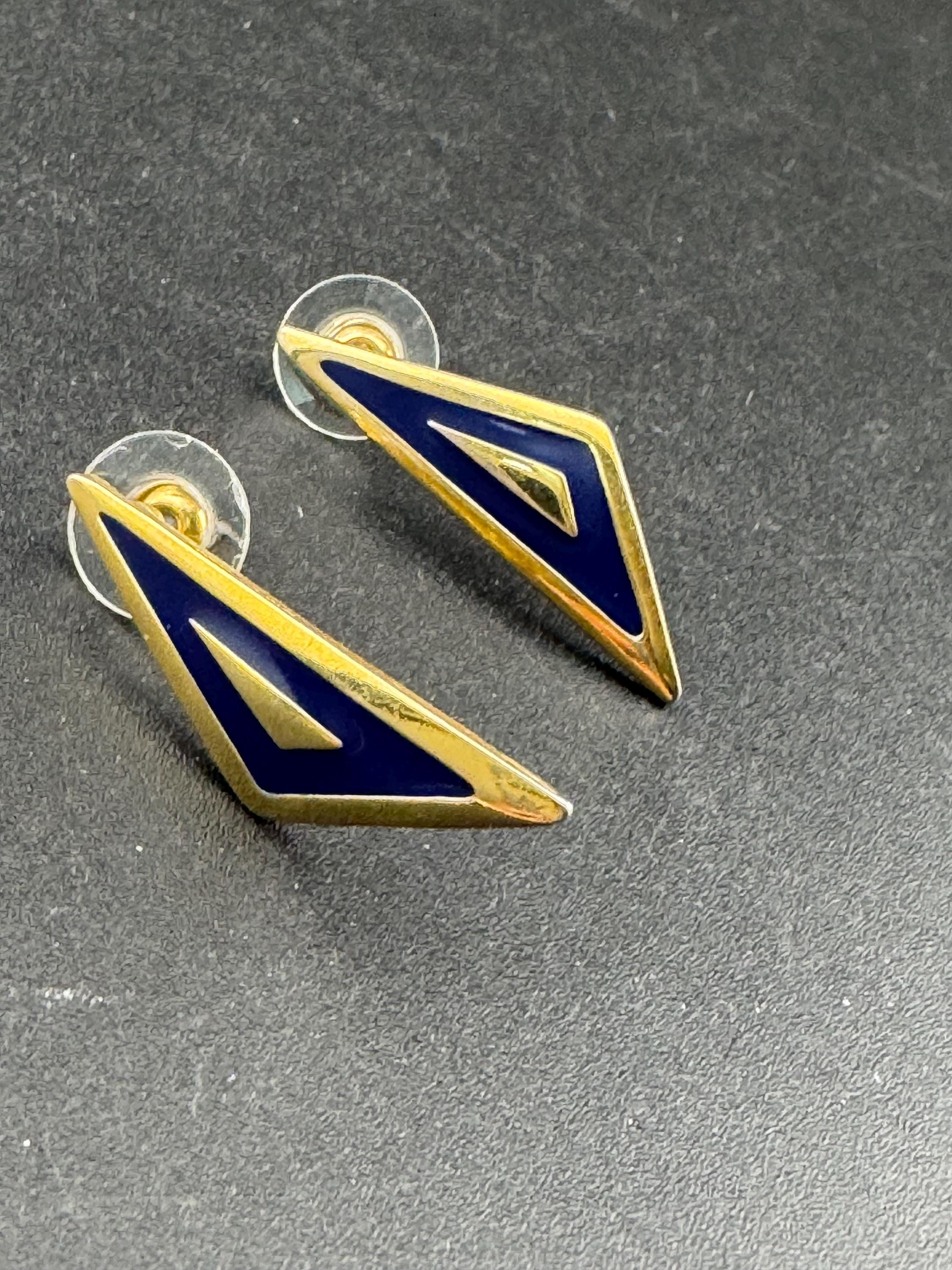 Vintage dainty Gold tone dark navy Blue enamel pair of triangular stud earrings pierced
