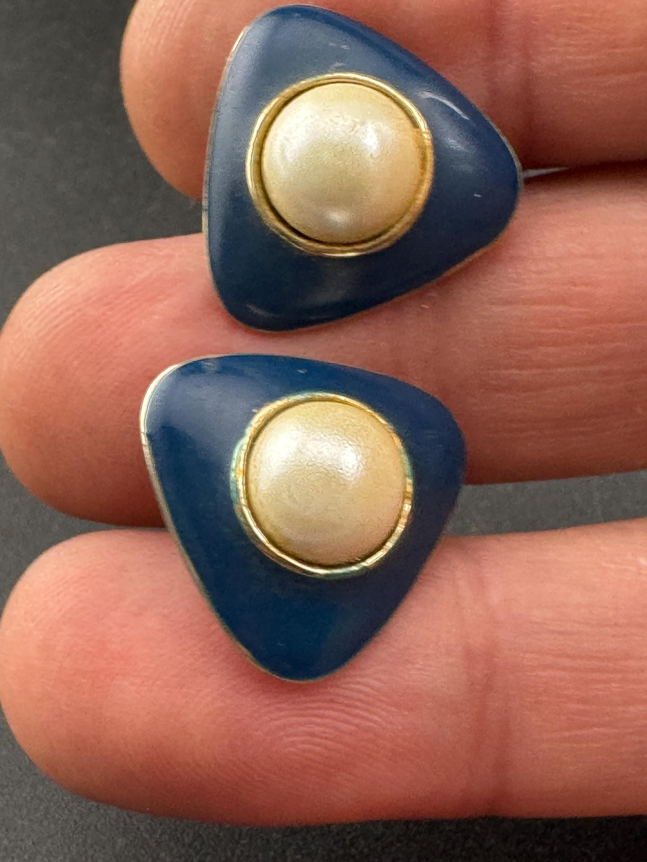 Vintage Retro 1980s gold tone Blue enamel & faux Pearl triangular pair stud earrings pierced