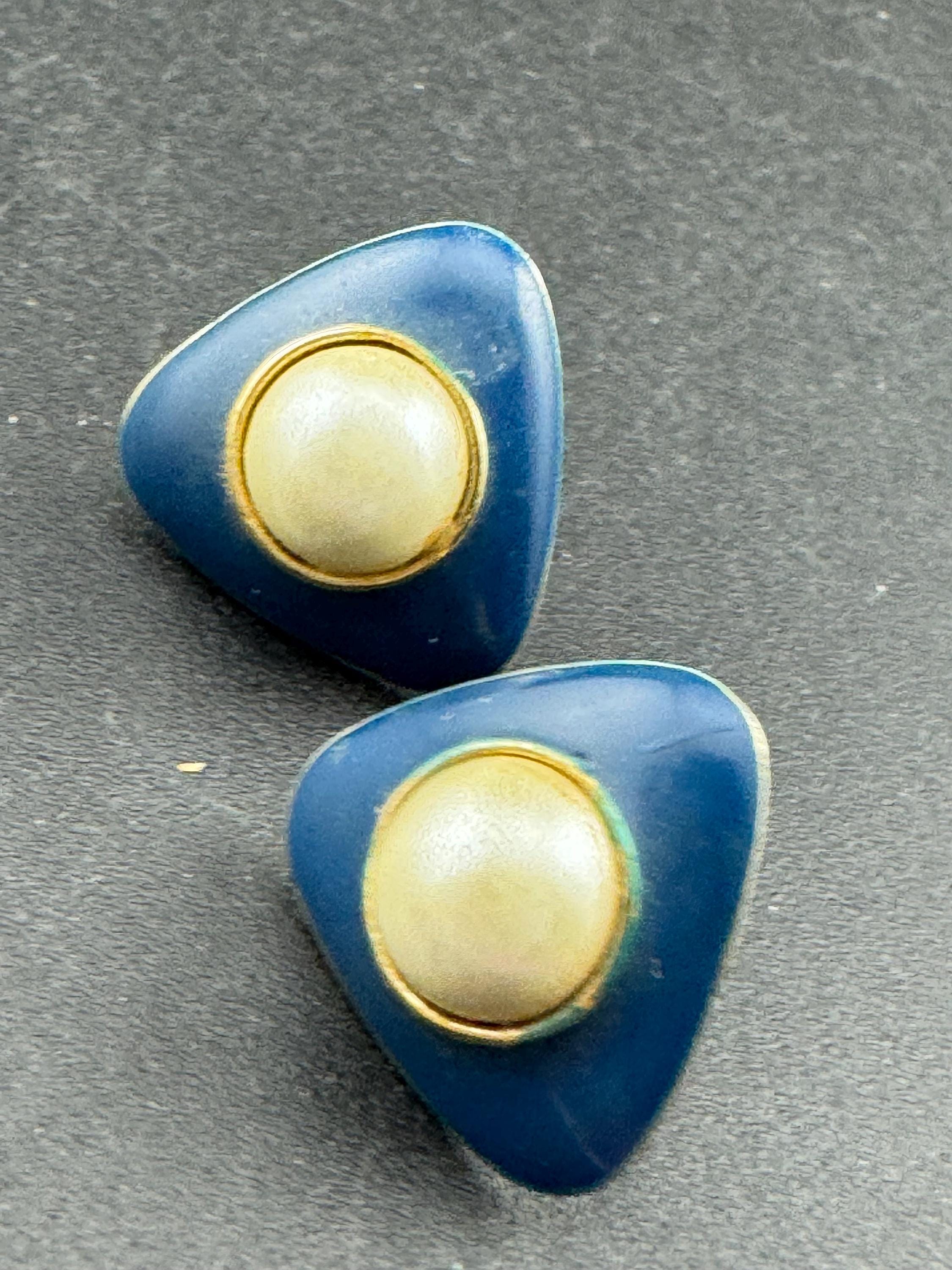 Vintage Retro 1980s gold tone Blue enamel & faux Pearl triangular pair stud earrings pierced