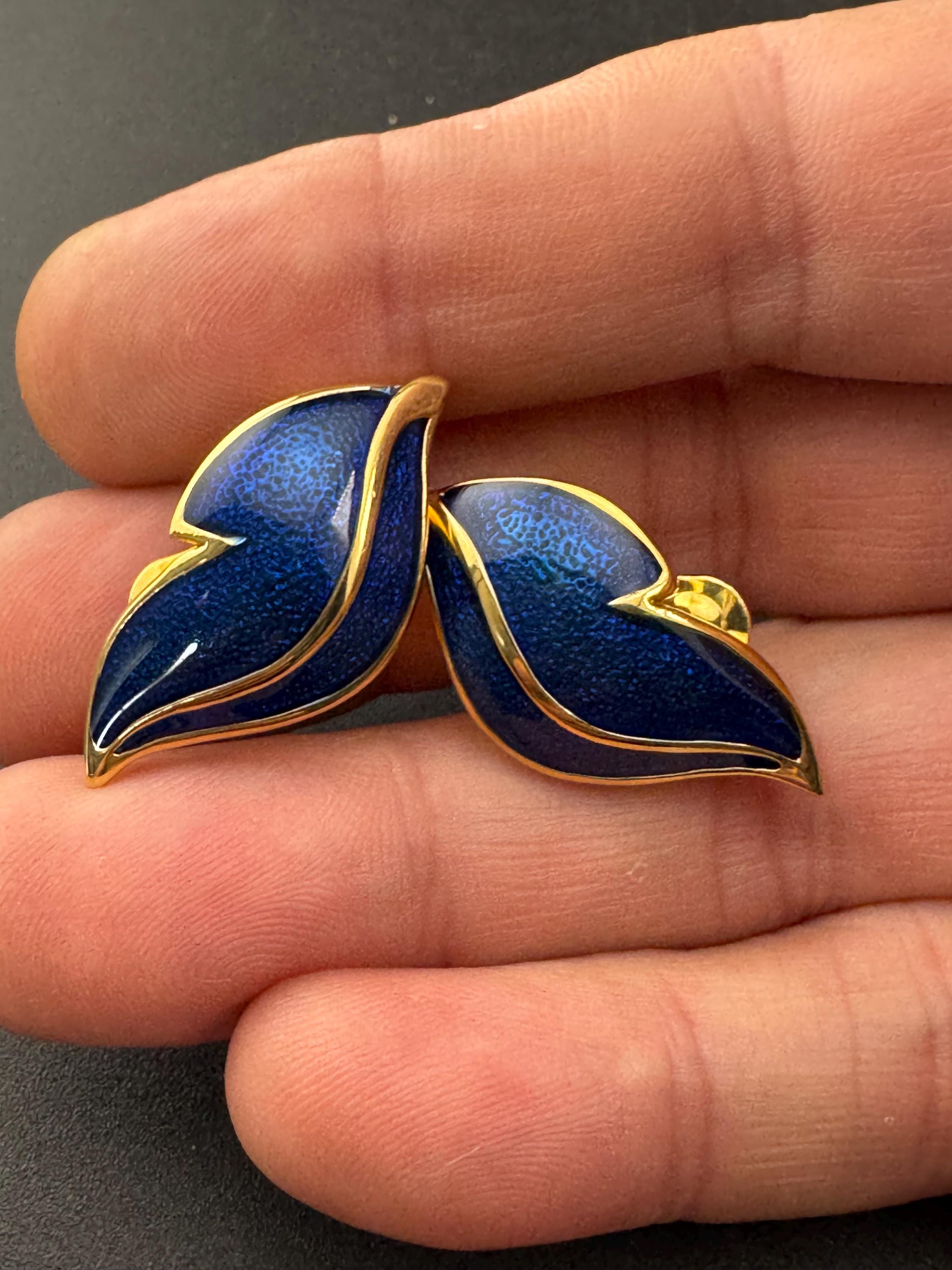 Signed SOLIEL clip on stud swirl leaf earrings 1980s gold tone navy blue enamel statement designer style
