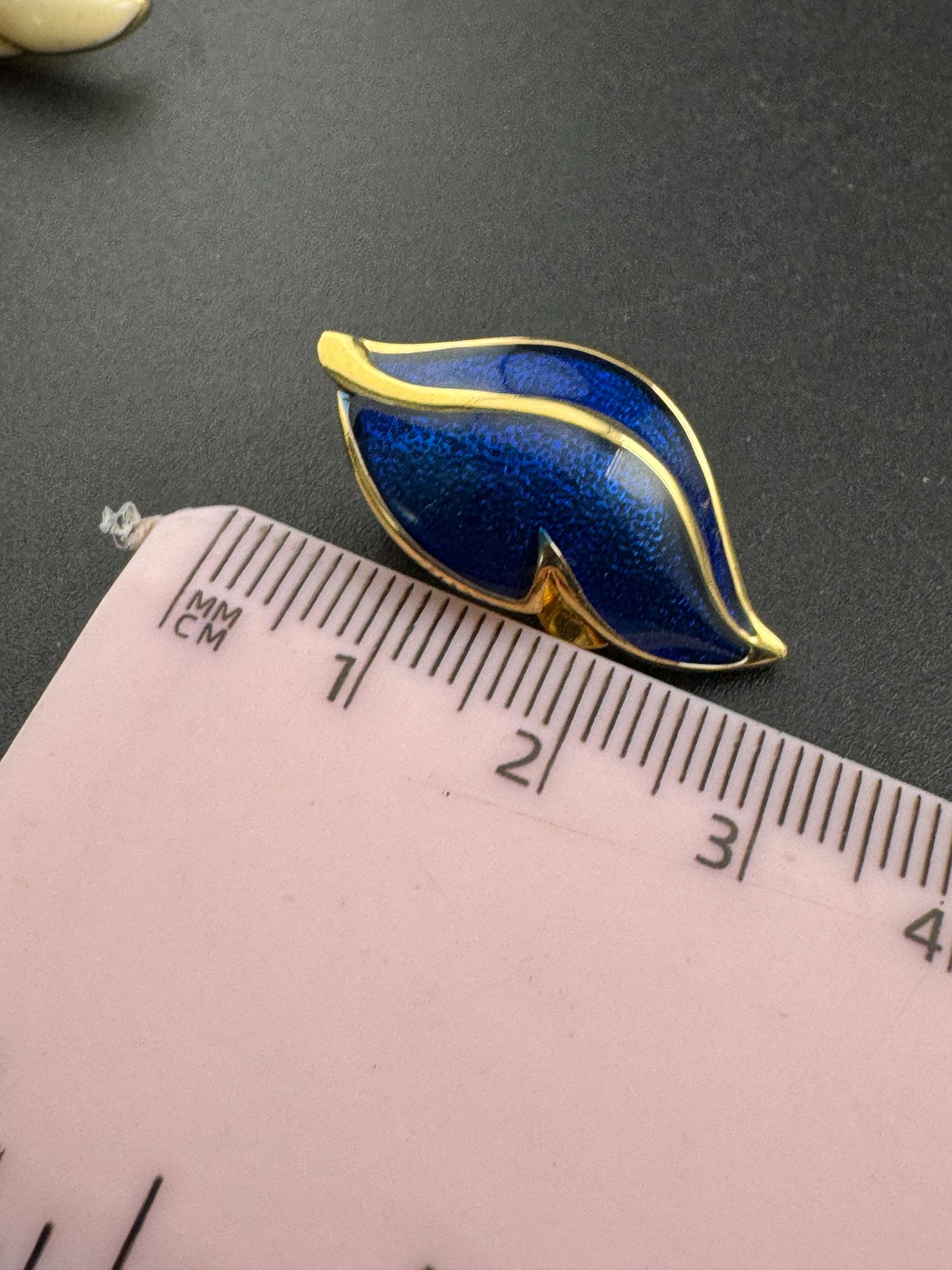 Signed SOLIEL clip on stud swirl leaf earrings 1980s gold tone navy blue enamel statement designer style