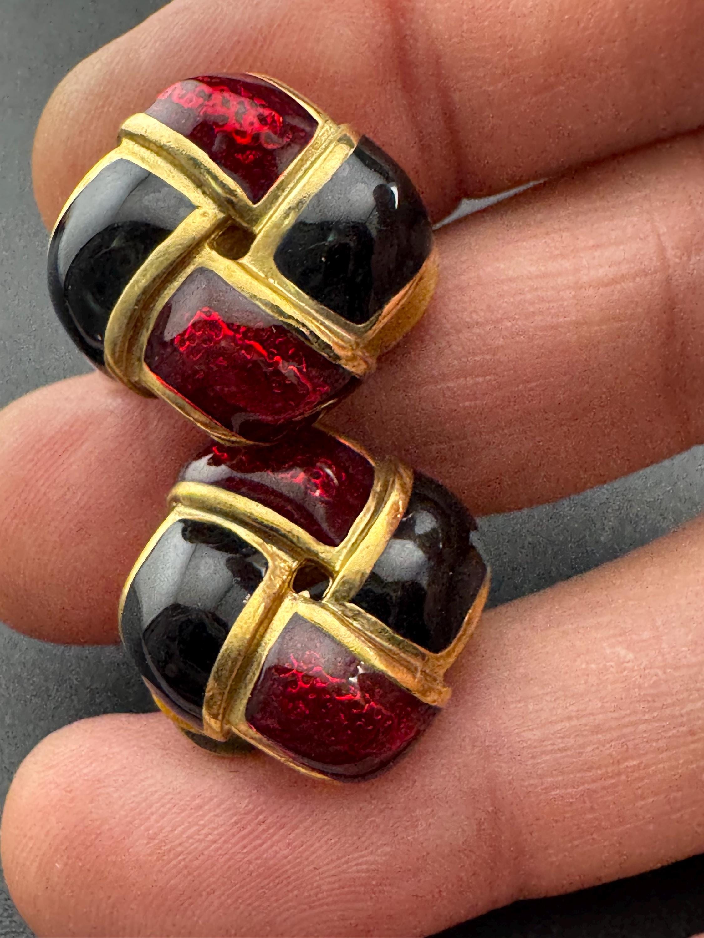 Vintage squared dark red and black enamel gold tone classic clip on stud earrings 1.5cm
