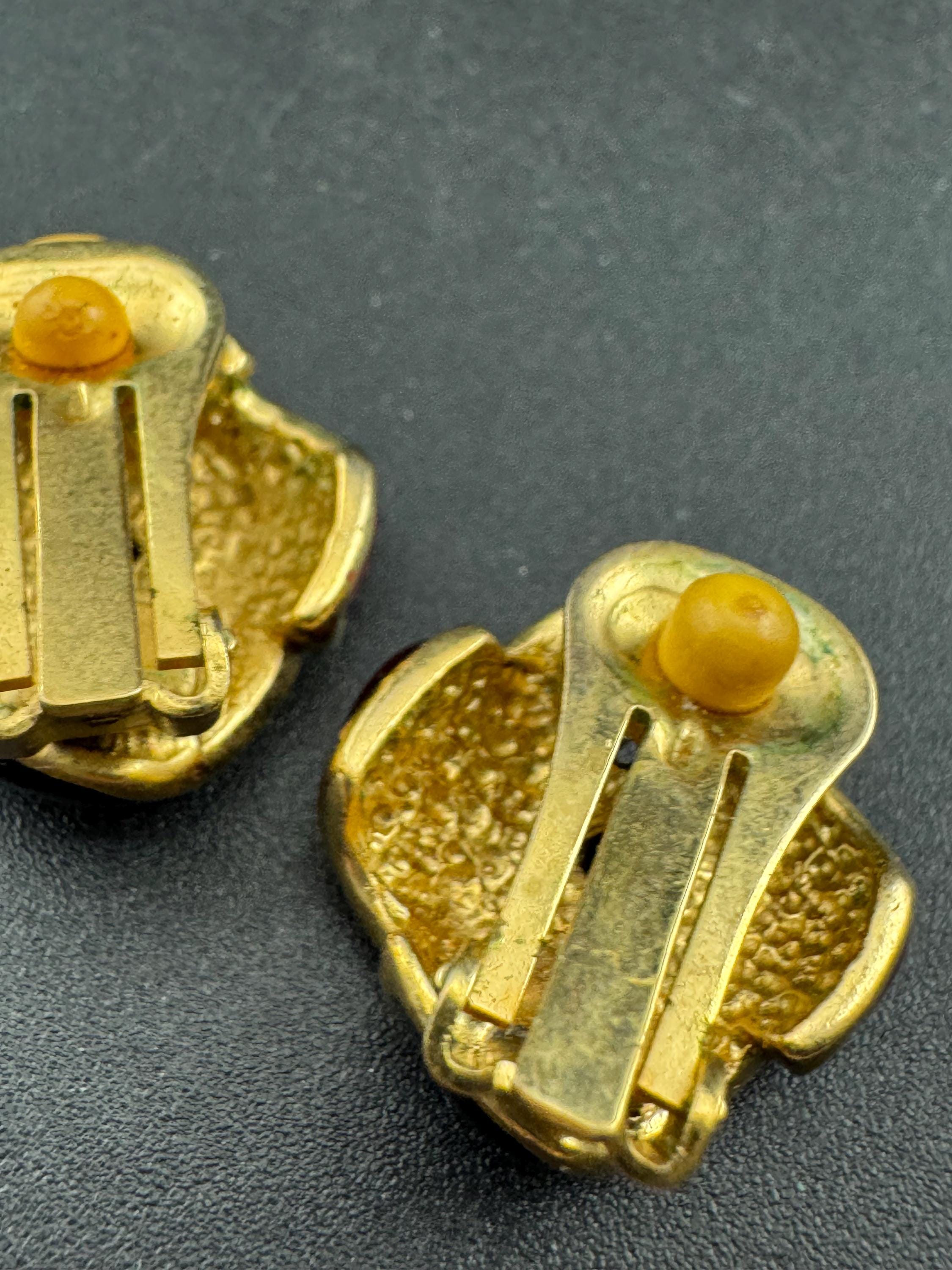 Vintage squared dark red and black enamel gold tone classic clip on stud earrings 1.5cm