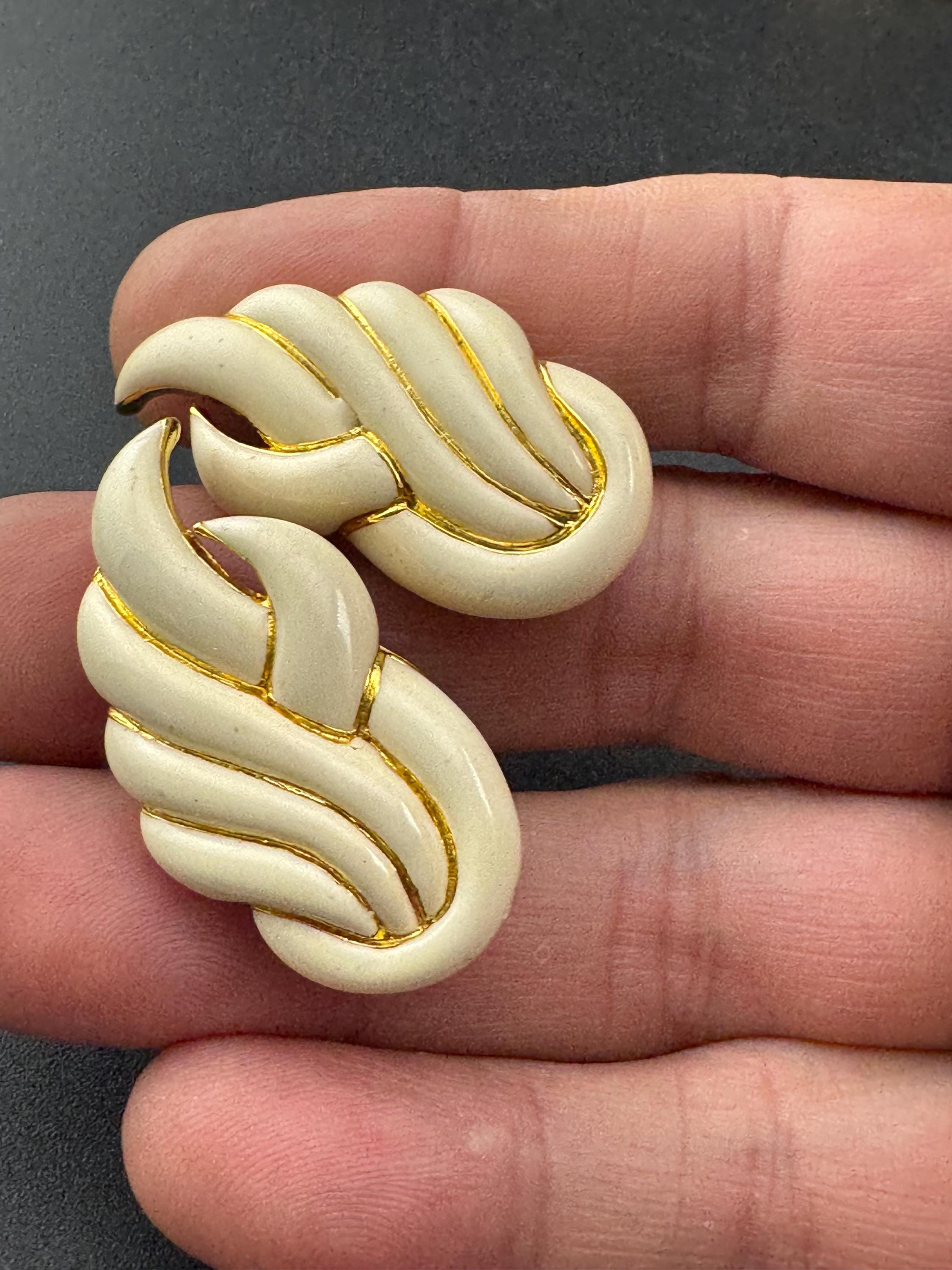 Vintage oversized 3.5cm Gold tone nude natural beige cream enamel clip on earrings 1980s 1990s