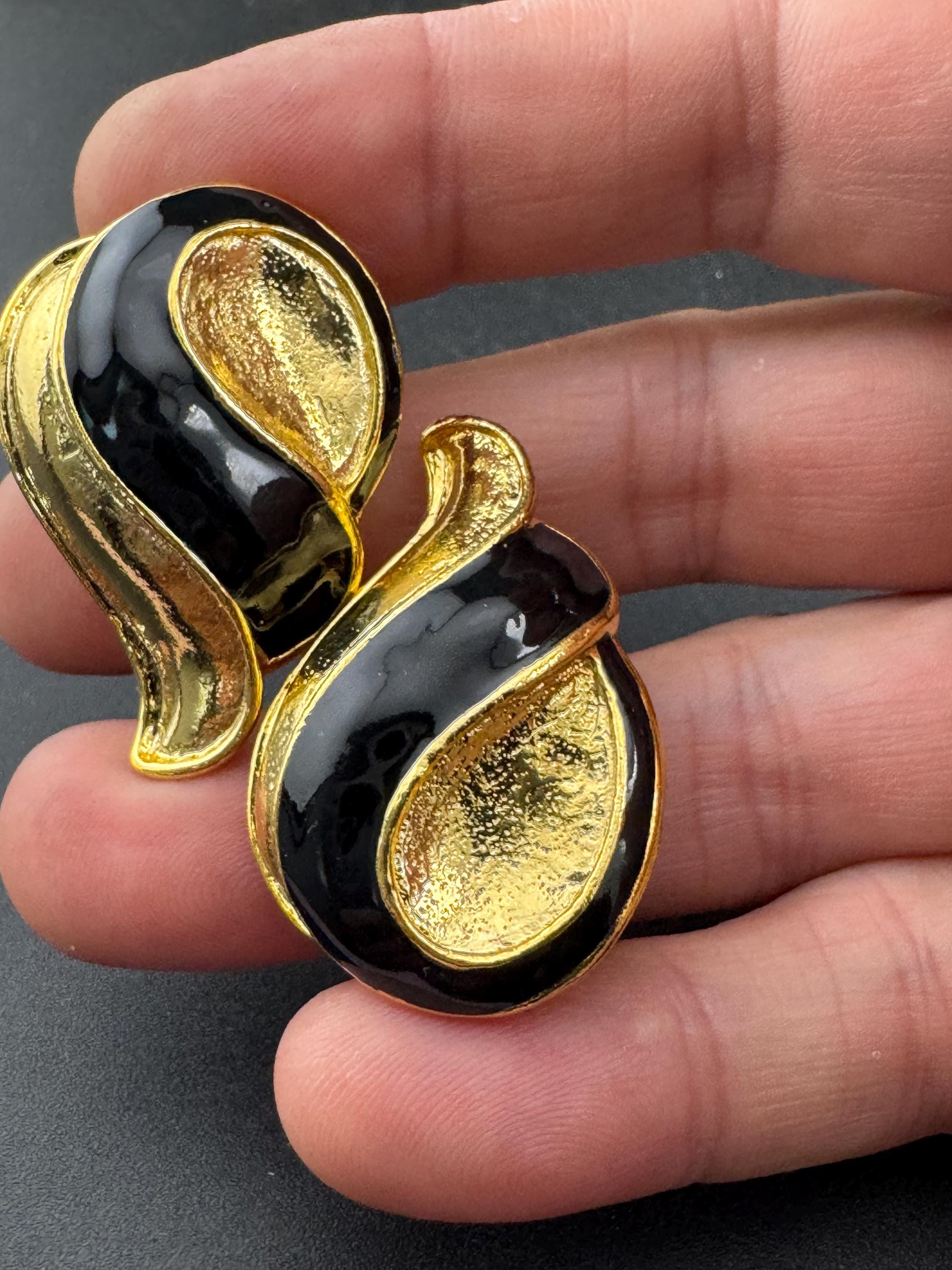 Vintage Gold tone oversized square black enamel swirl clip on earrings stud 1980s