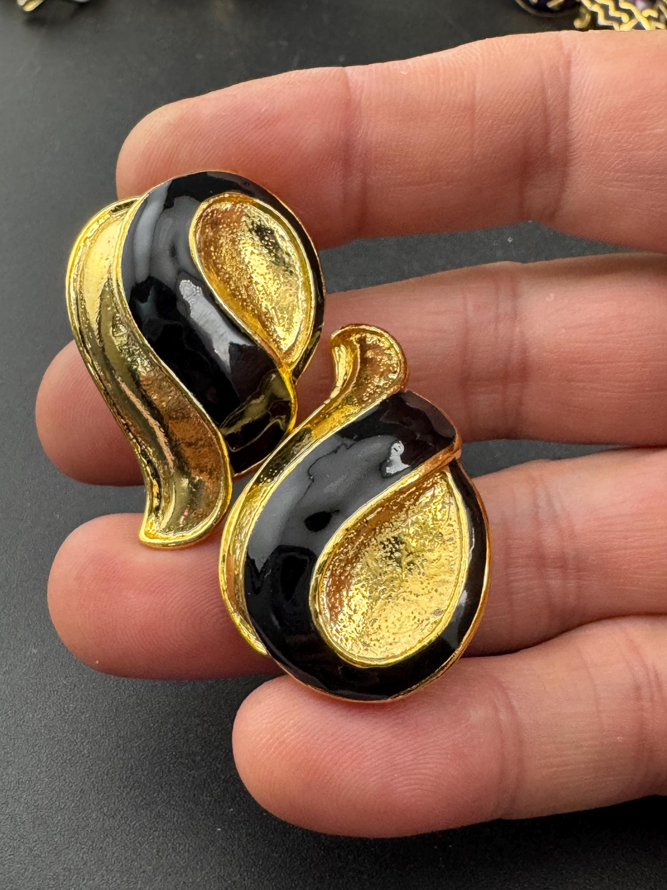 Vintage Gold tone oversized square black enamel swirl clip on earrings stud 1980s
