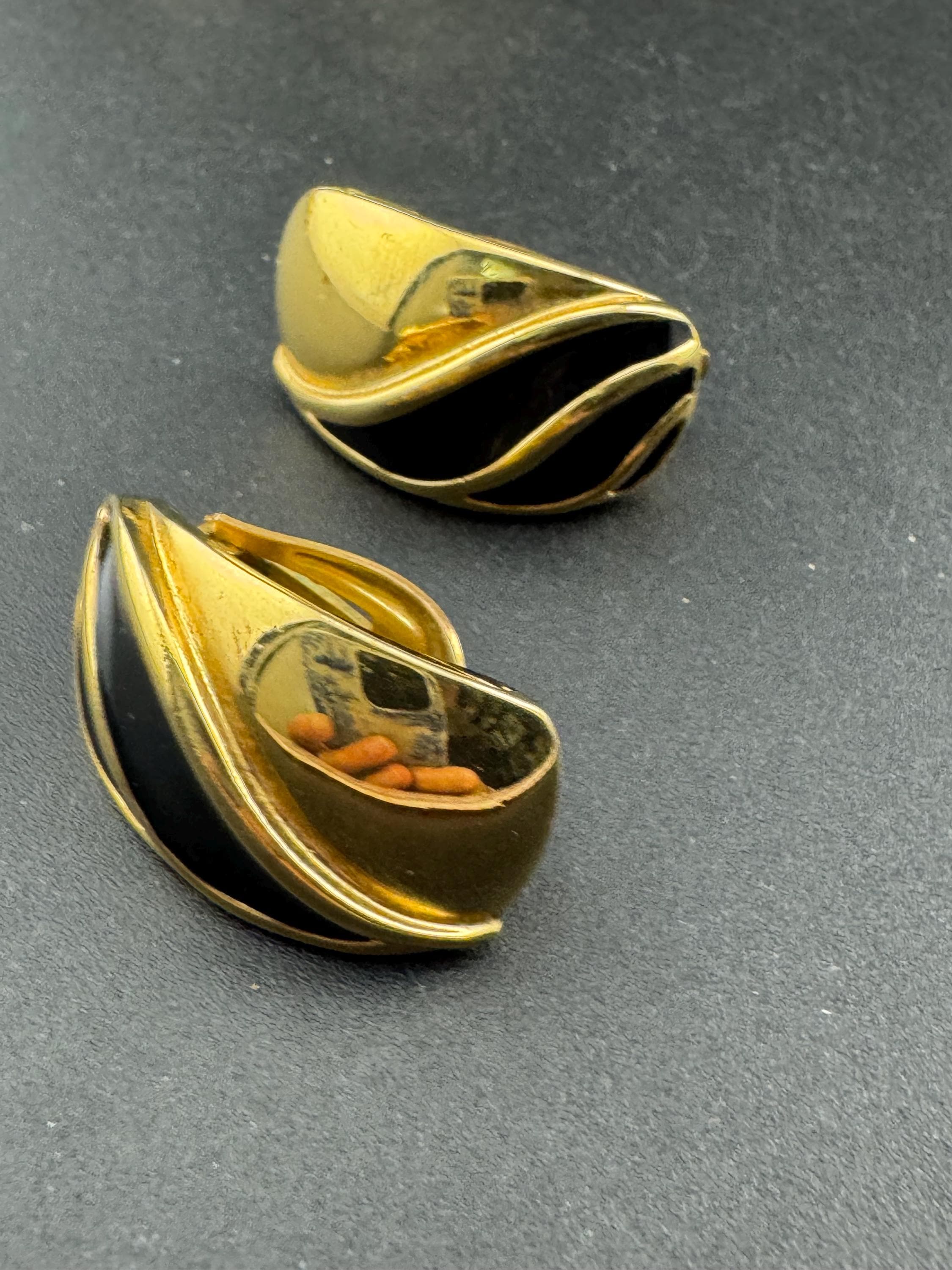 Vintage Gold tone oversized square black enamel swirl clip on earrings stud 1980s
