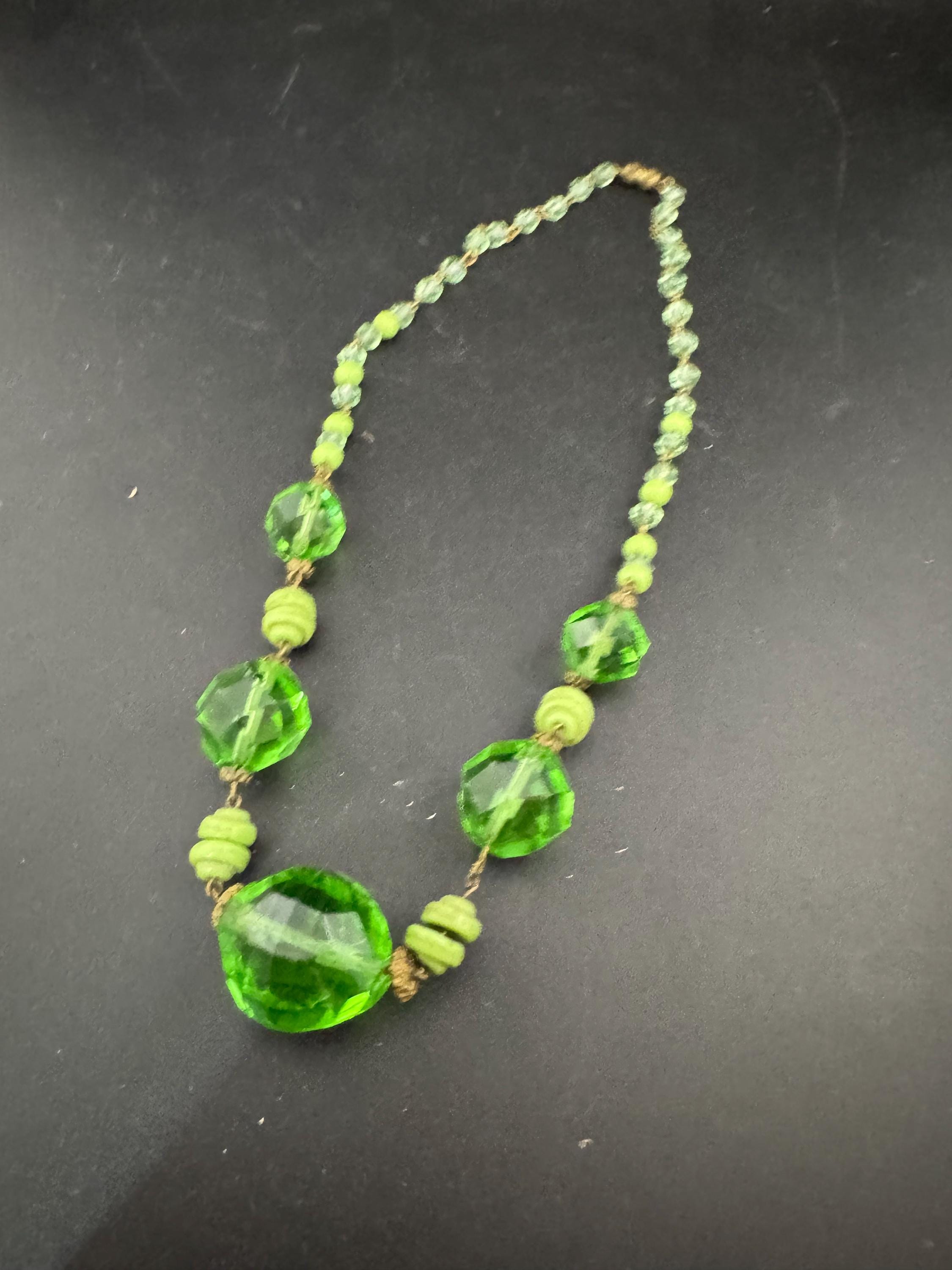Old UV Reactive Art Deco faceted abs milder glass Czech beaded necklace, uranium 44cm