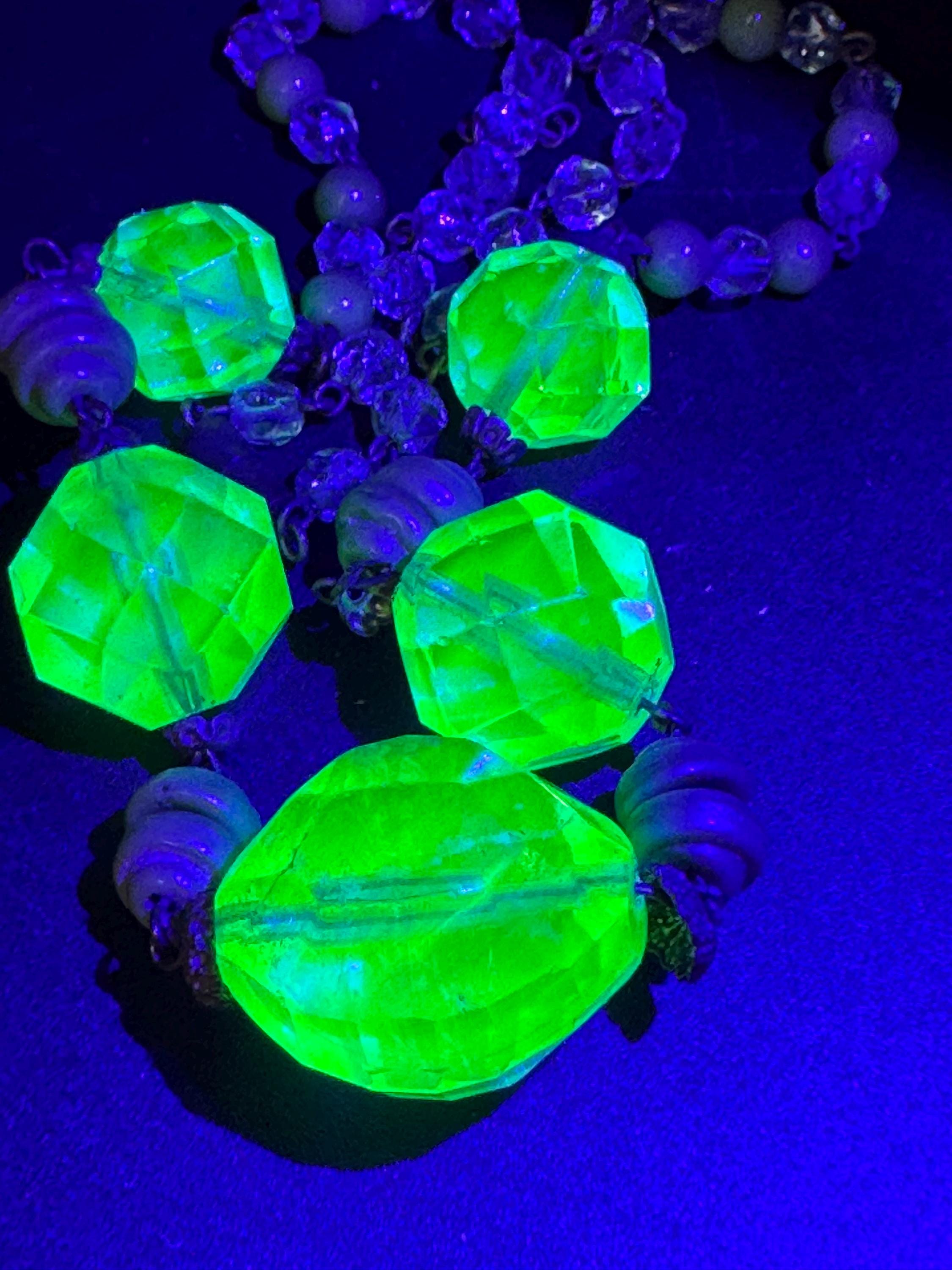 Old UV Reactive Art Deco faceted abs milder glass Czech beaded necklace, uranium 44cm