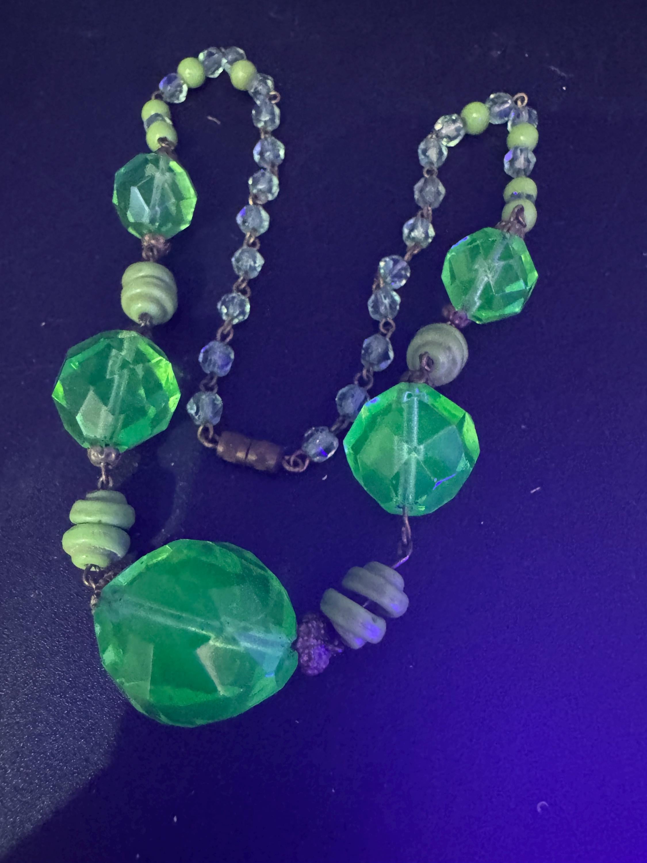 Old UV Reactive Art Deco faceted abs milder glass Czech beaded necklace, uranium 44cm