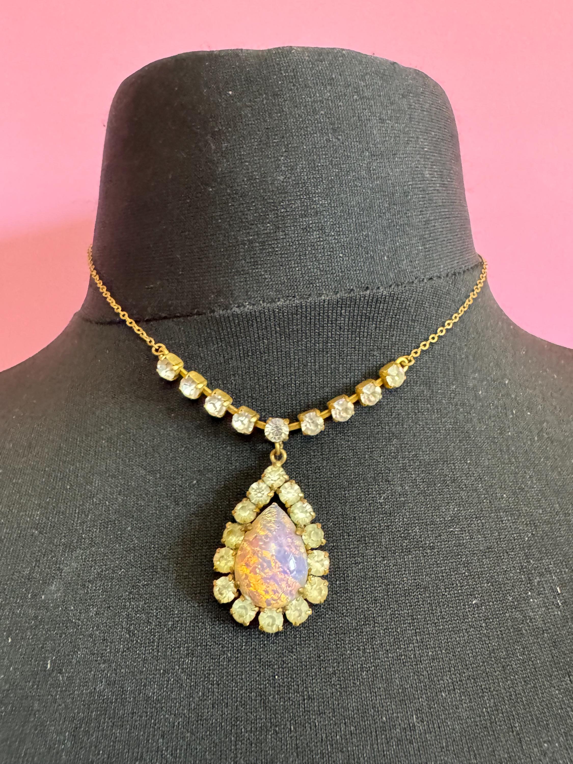 Vintage Opaline gem set glass opal gold tone lariat drop diamante rhinestone paste necklace