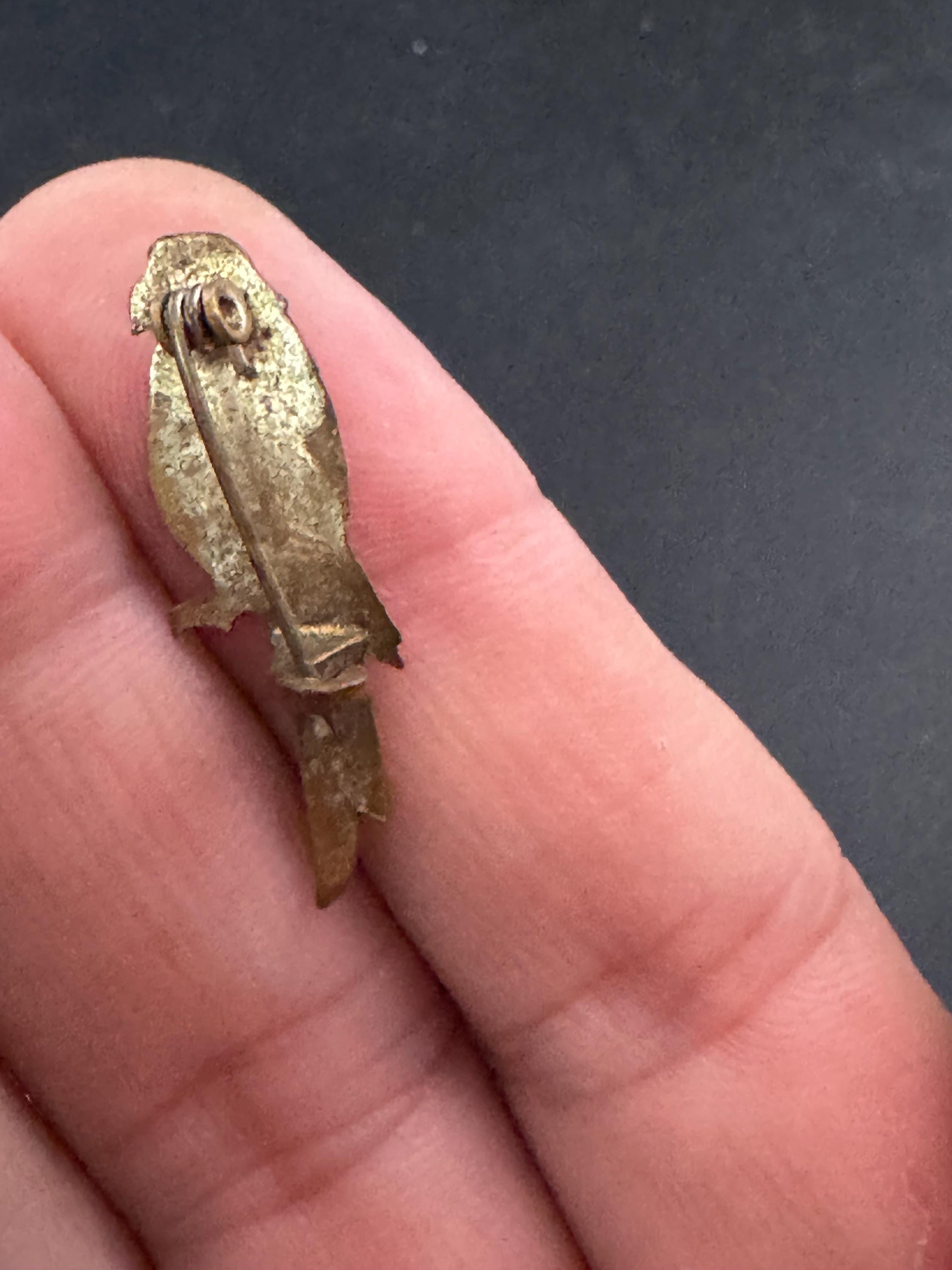 Sweet little art deco Early brass green and red enamel parrot Brooch 2.8cm