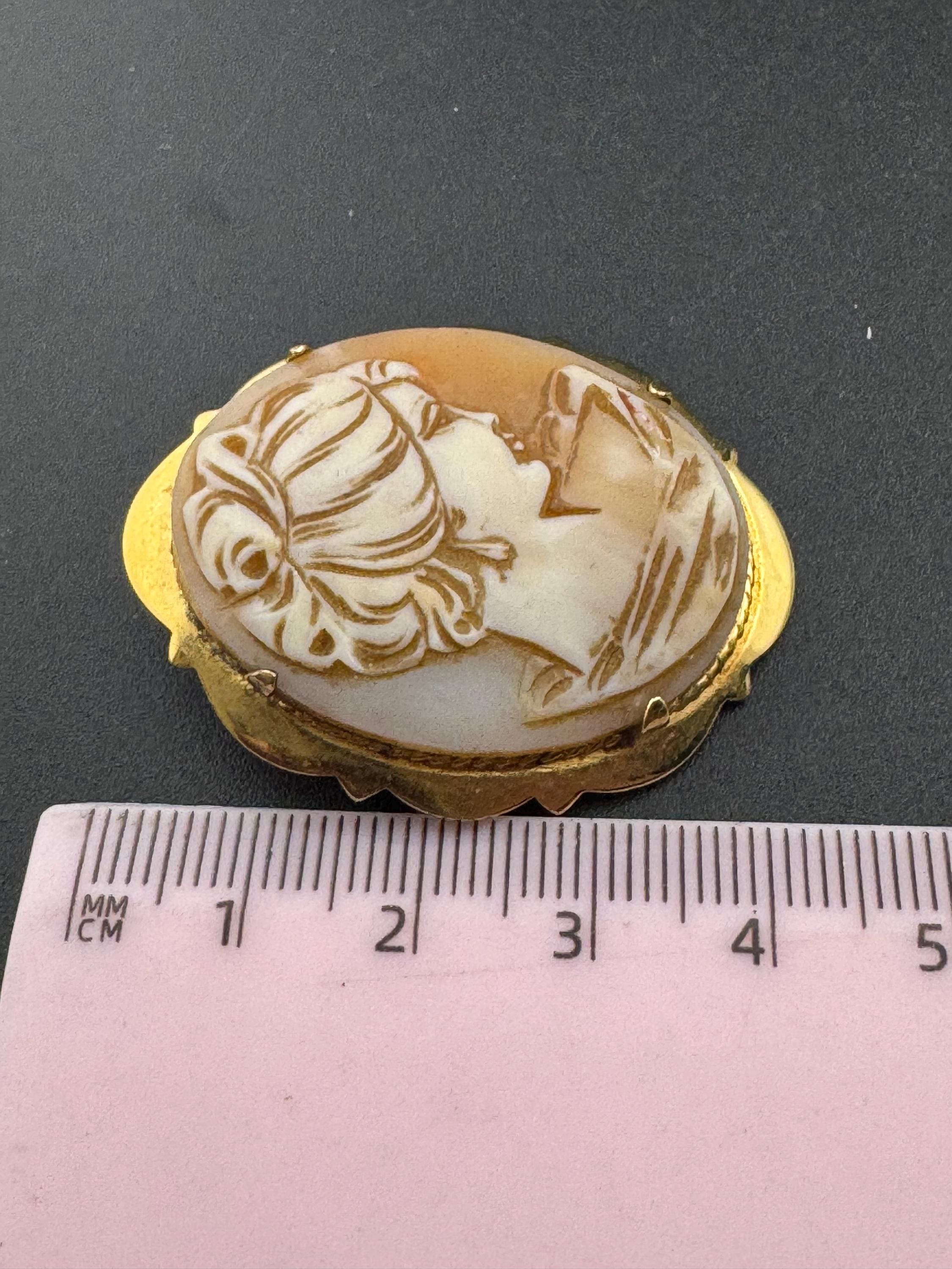 Large 4.5cm Vintage Victorian revival rolled Gold carved shell Cameo Brooch  1940s 1950s 1960s