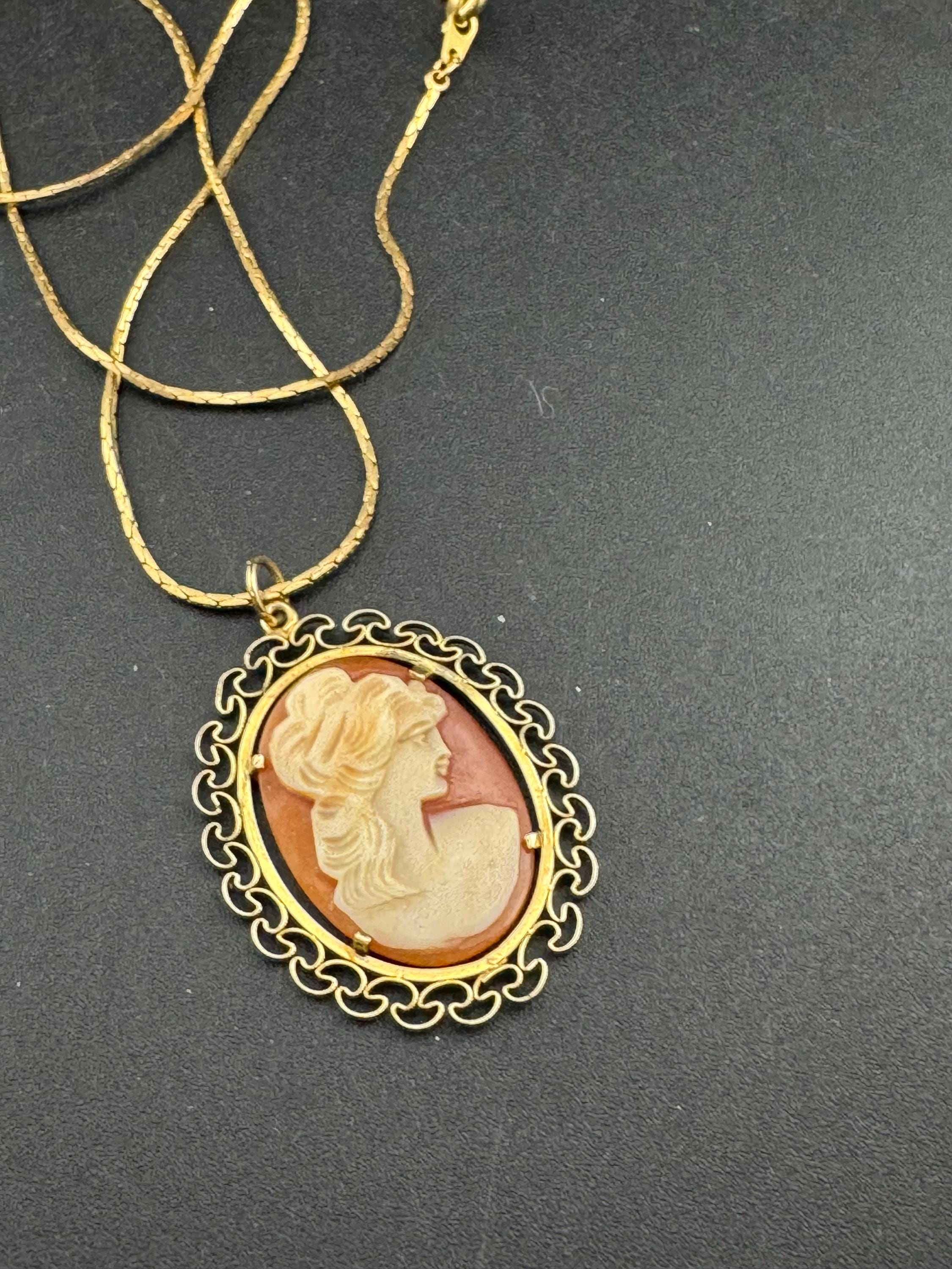 Vintage Gold plated Carved shell cameo pendant necklace on a 45cm plated chain 1970s 1960s