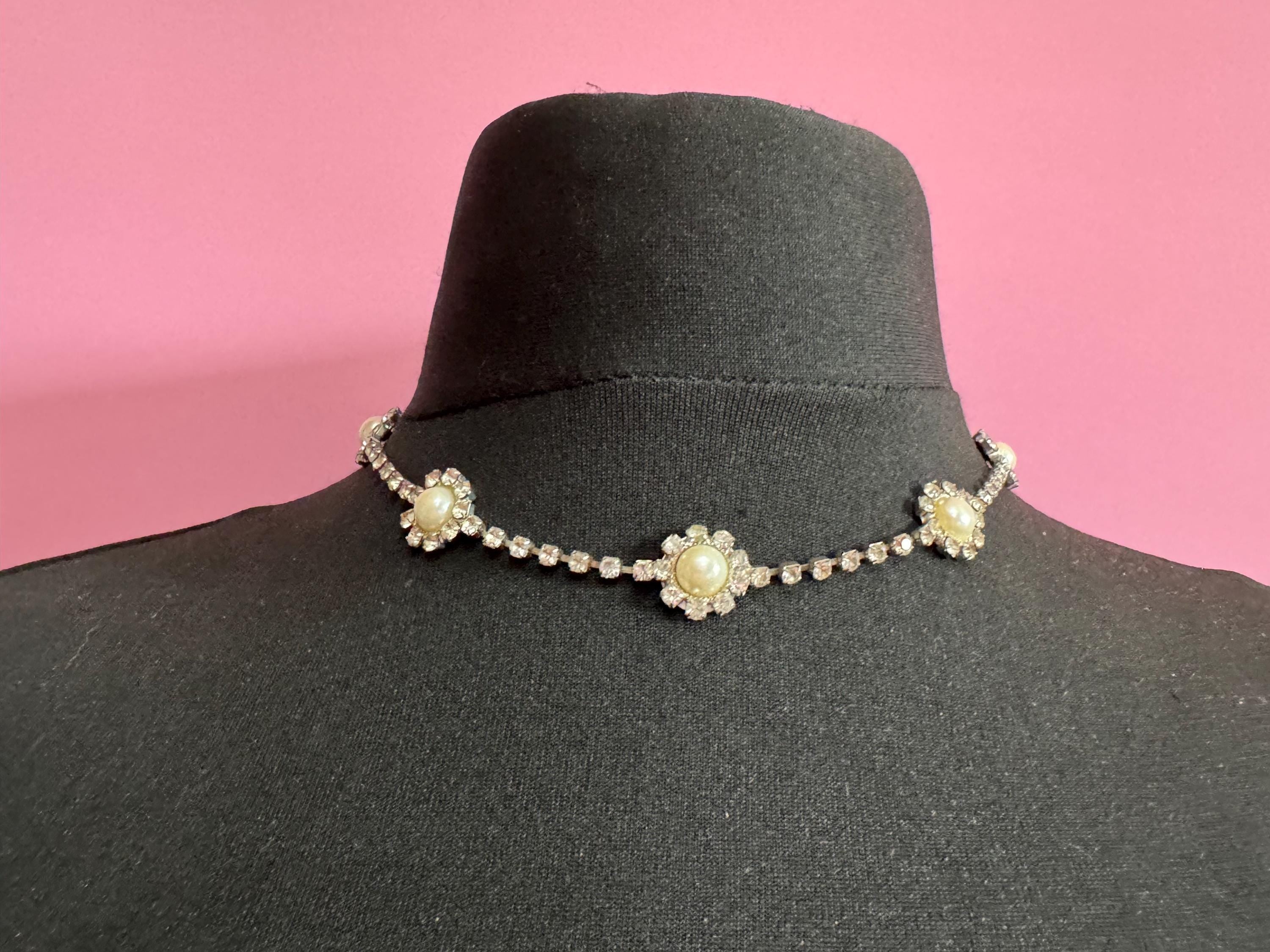 Retro cream faux Pearl lightweght diamanté Necklace single strand