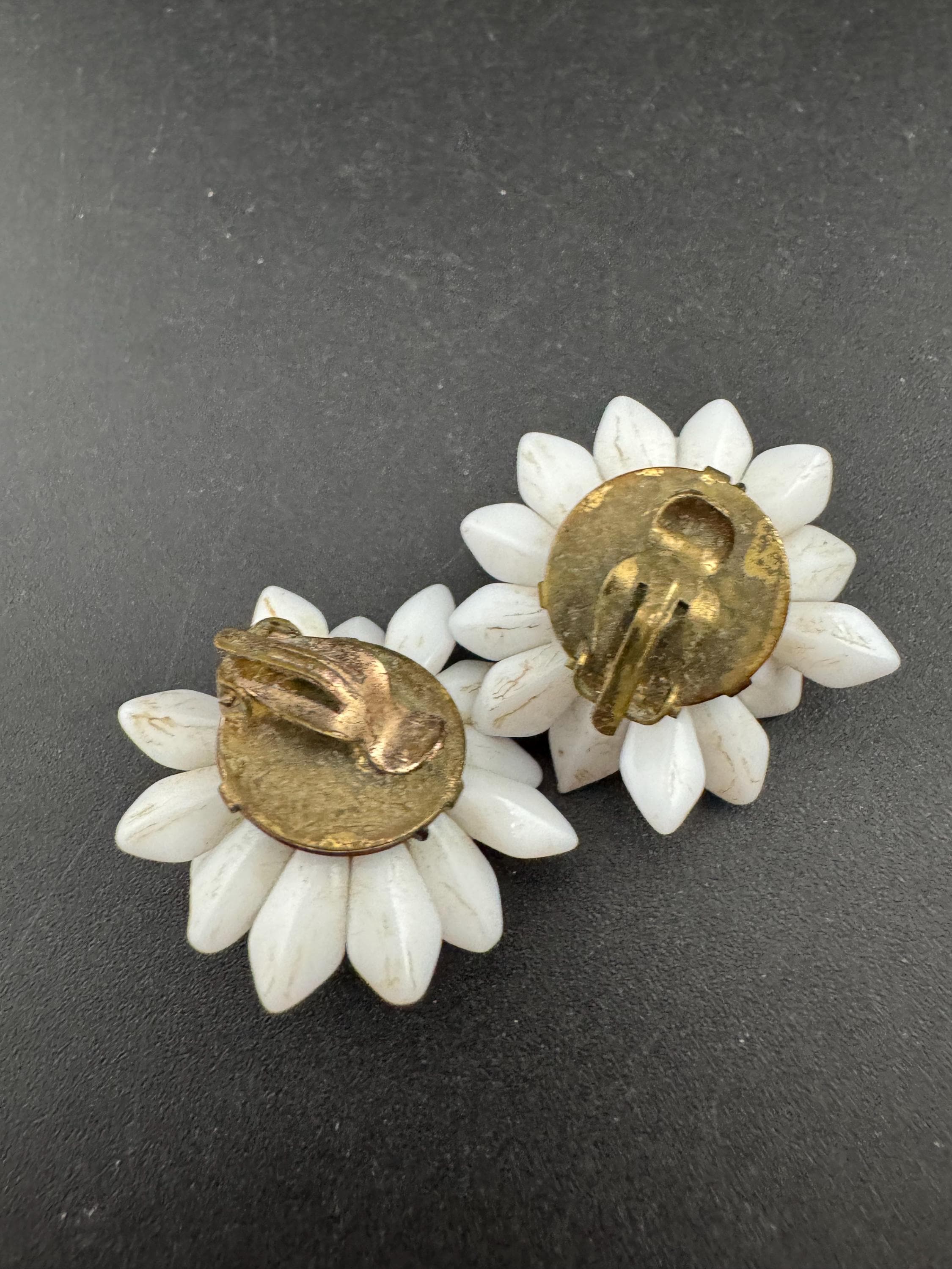 Vintage 3cm white milk glass floral beaded Cluster Clip On Earrings 1940s 1950s