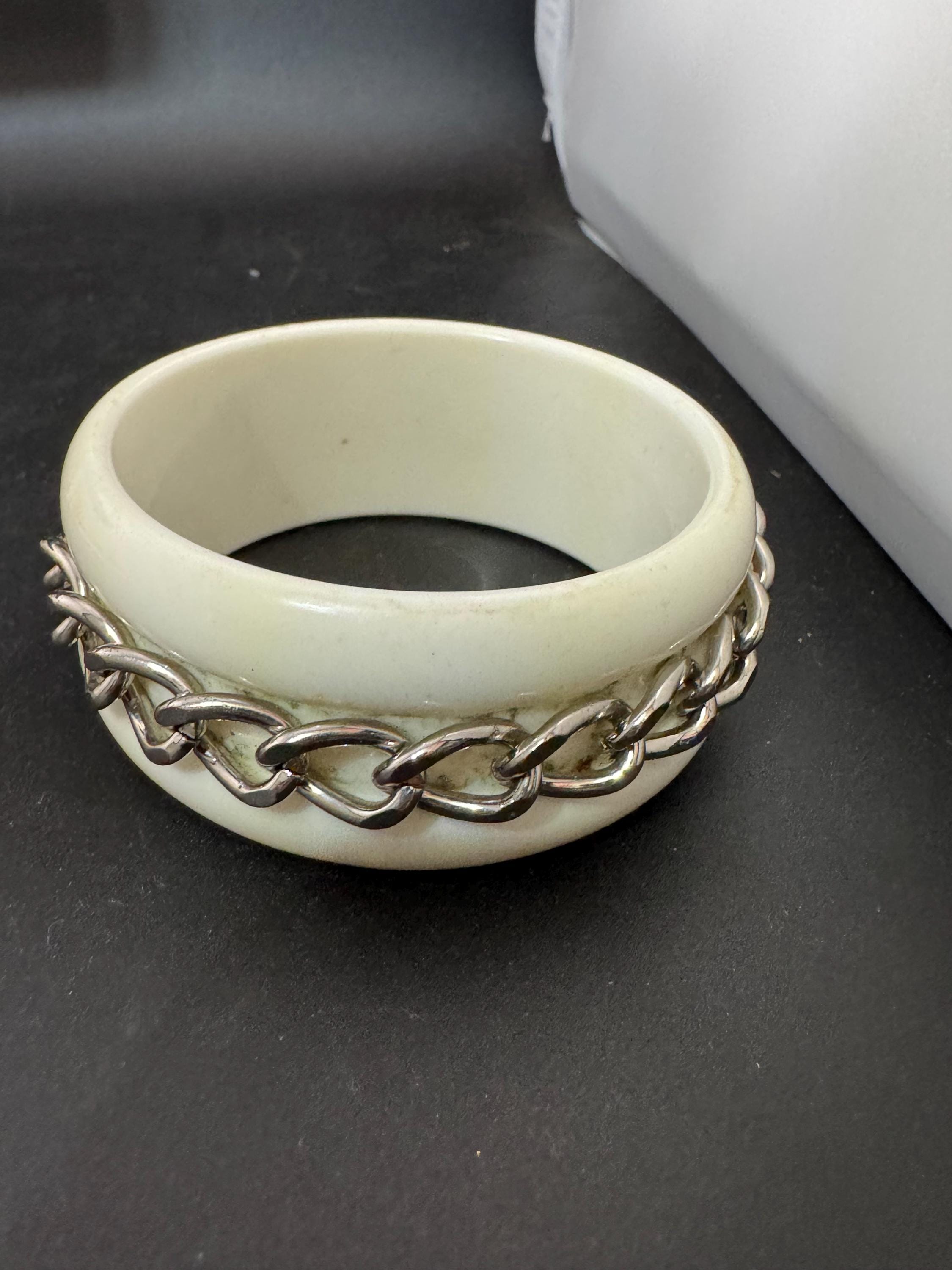 Vintage white plastic silver curb chain link wide cuff bangle bracelet 65mm internal diameter