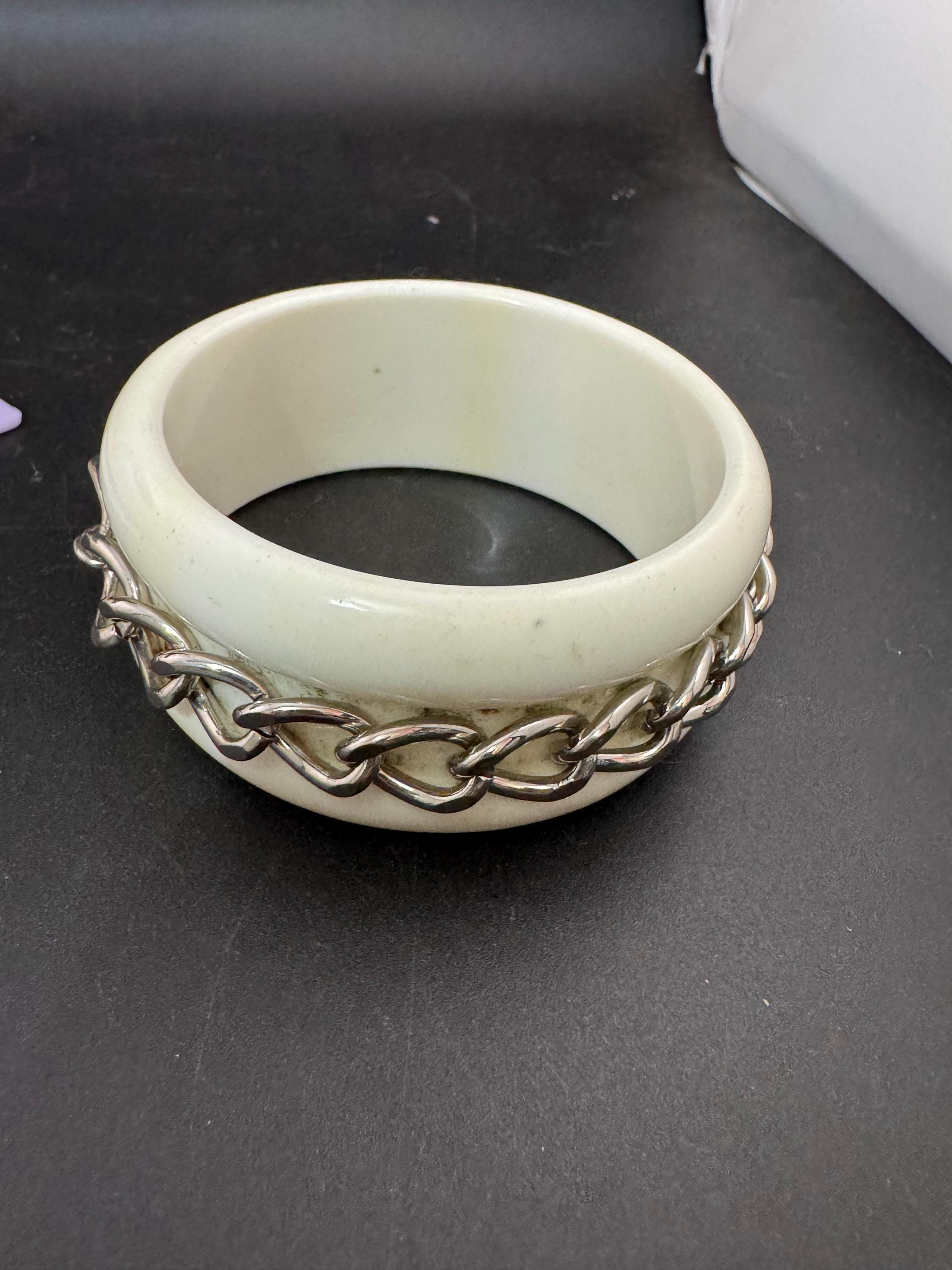 Vintage white plastic silver curb chain link wide cuff bangle bracelet 65mm internal diameter