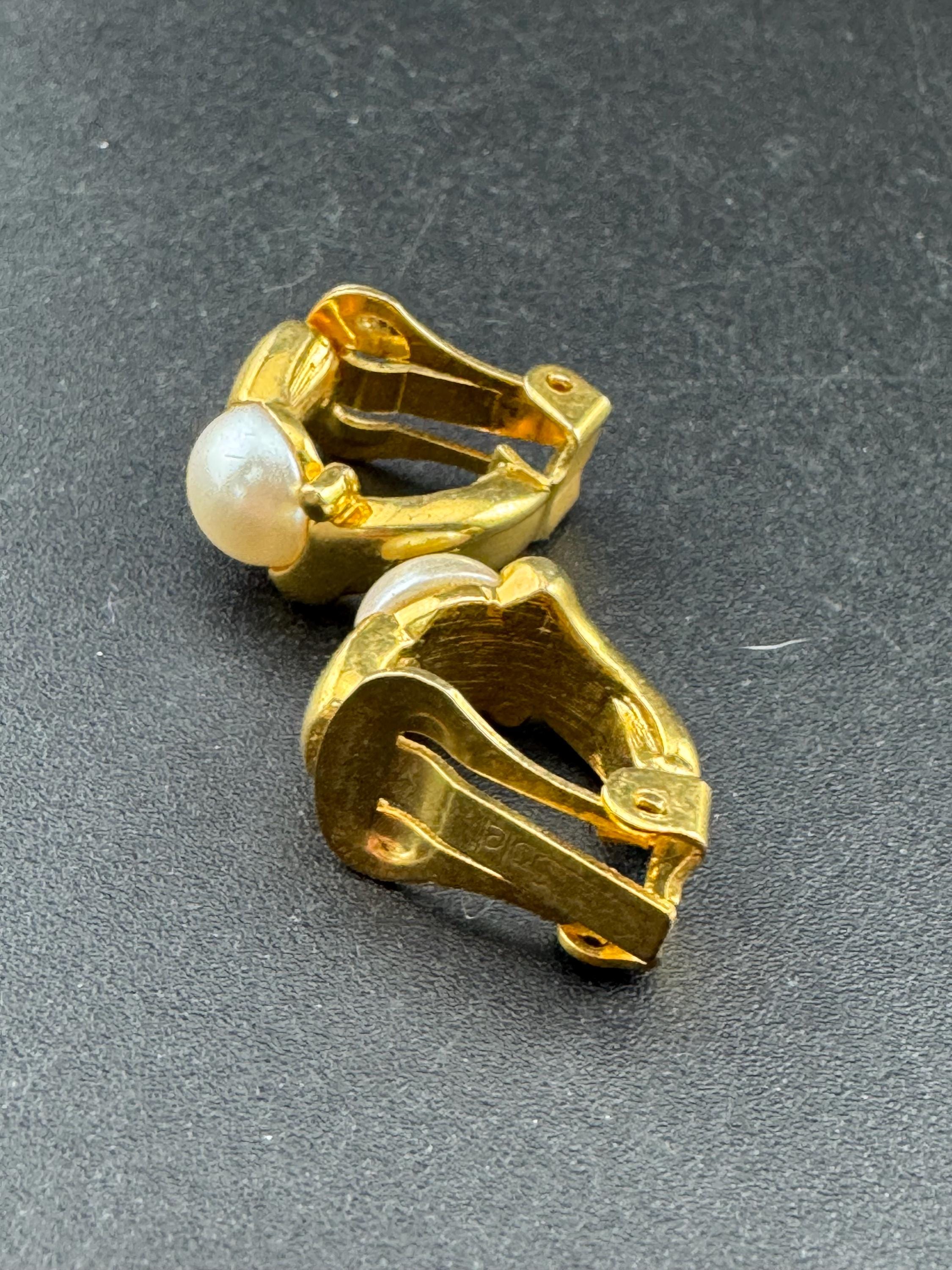 Signed SOLIEL Vintage 1980s high end gold tone pearl cabochon clip on earrings