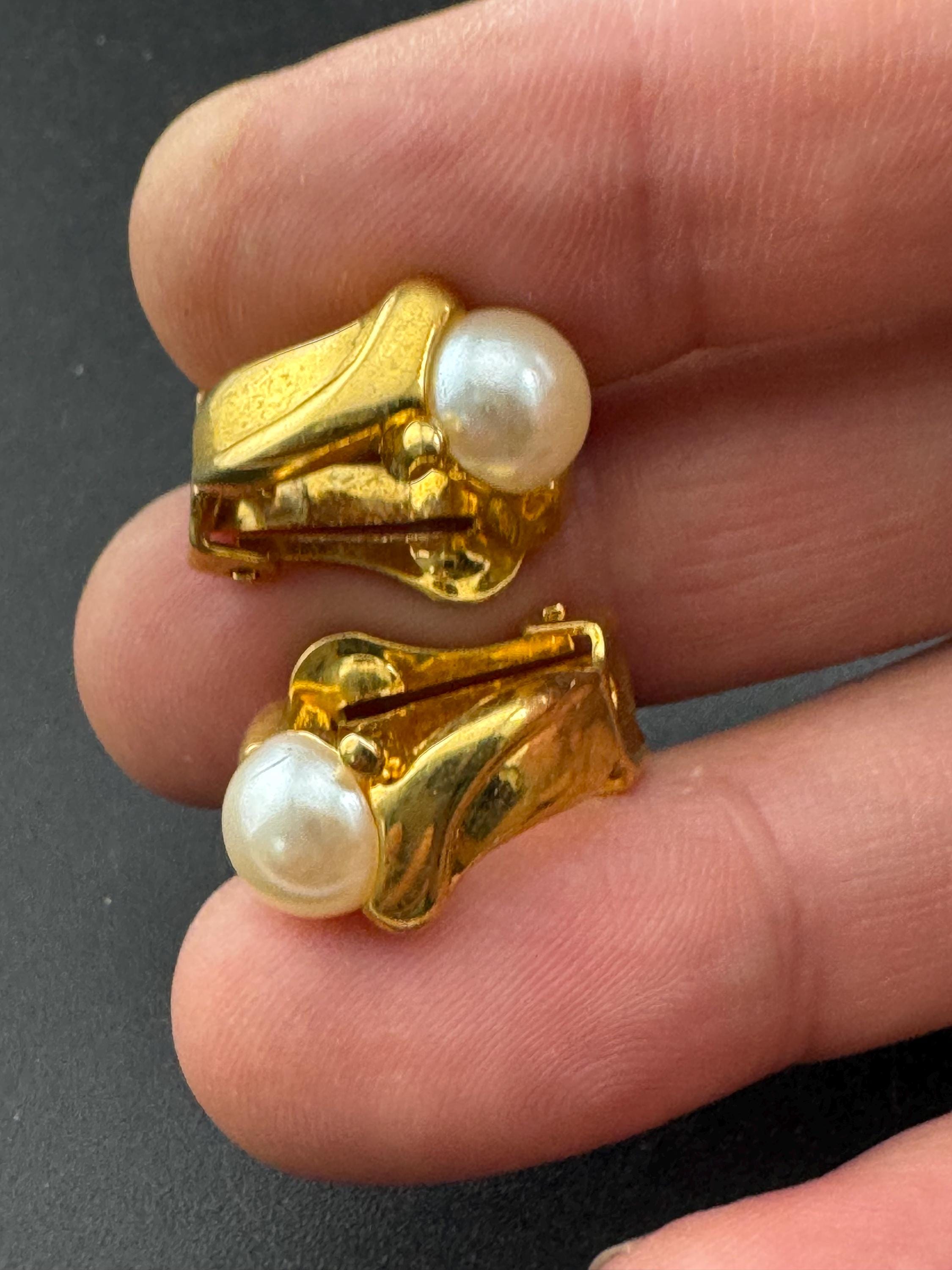Signed SOLIEL Vintage 1980s high end gold tone pearl cabochon clip on earrings