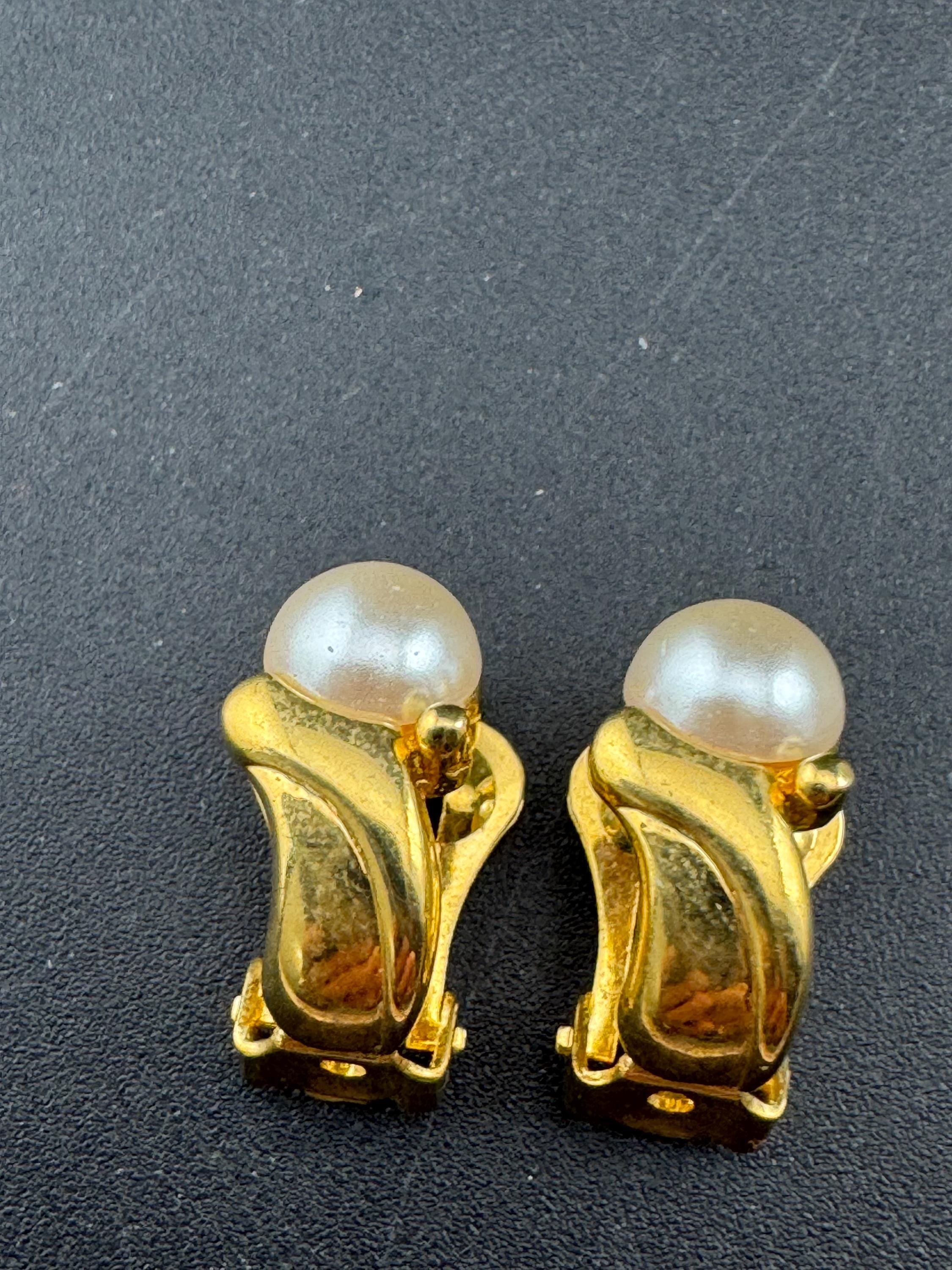 Signed SOLIEL Vintage 1980s high end gold tone pearl cabochon clip on earrings